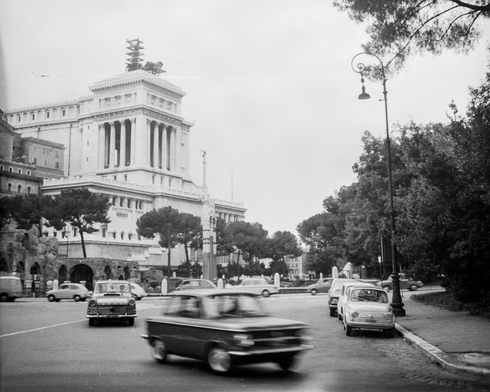 Italy, Rome, Via dei Fori Imperiali, balra a II. Viktor Emánuel emlékmű., 1972, Romák Éva, traffic, Fortepan #74990