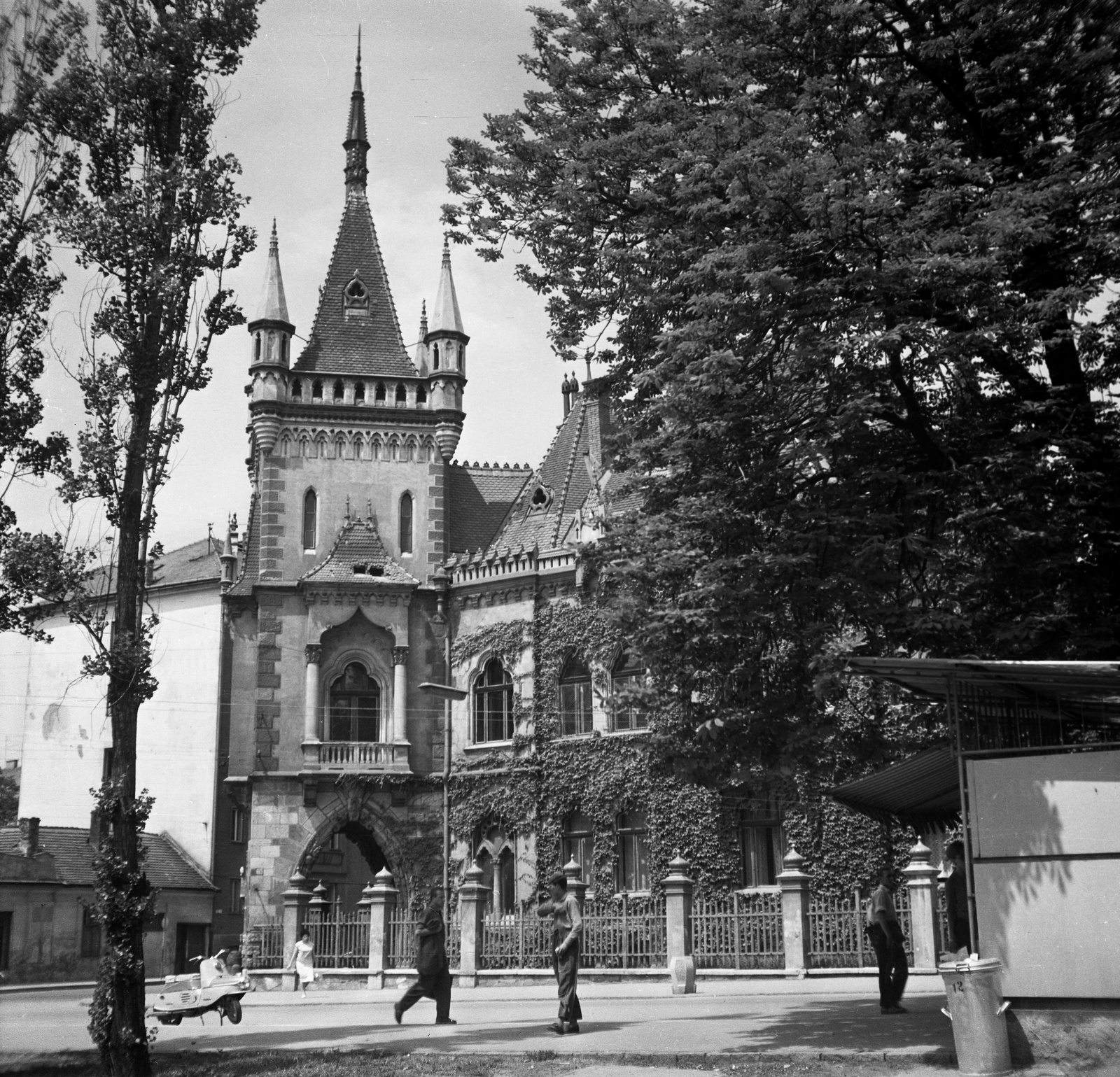 Szlovákia, Kassa, Jakab-palota., 1963, Romák Éva, Csehszlovákia, járókelő, utcakép, bódé, palota, robogó, szemetes, eklektikus építészet, Jakab Péter-terv, csúcsív, Fortepan #74993