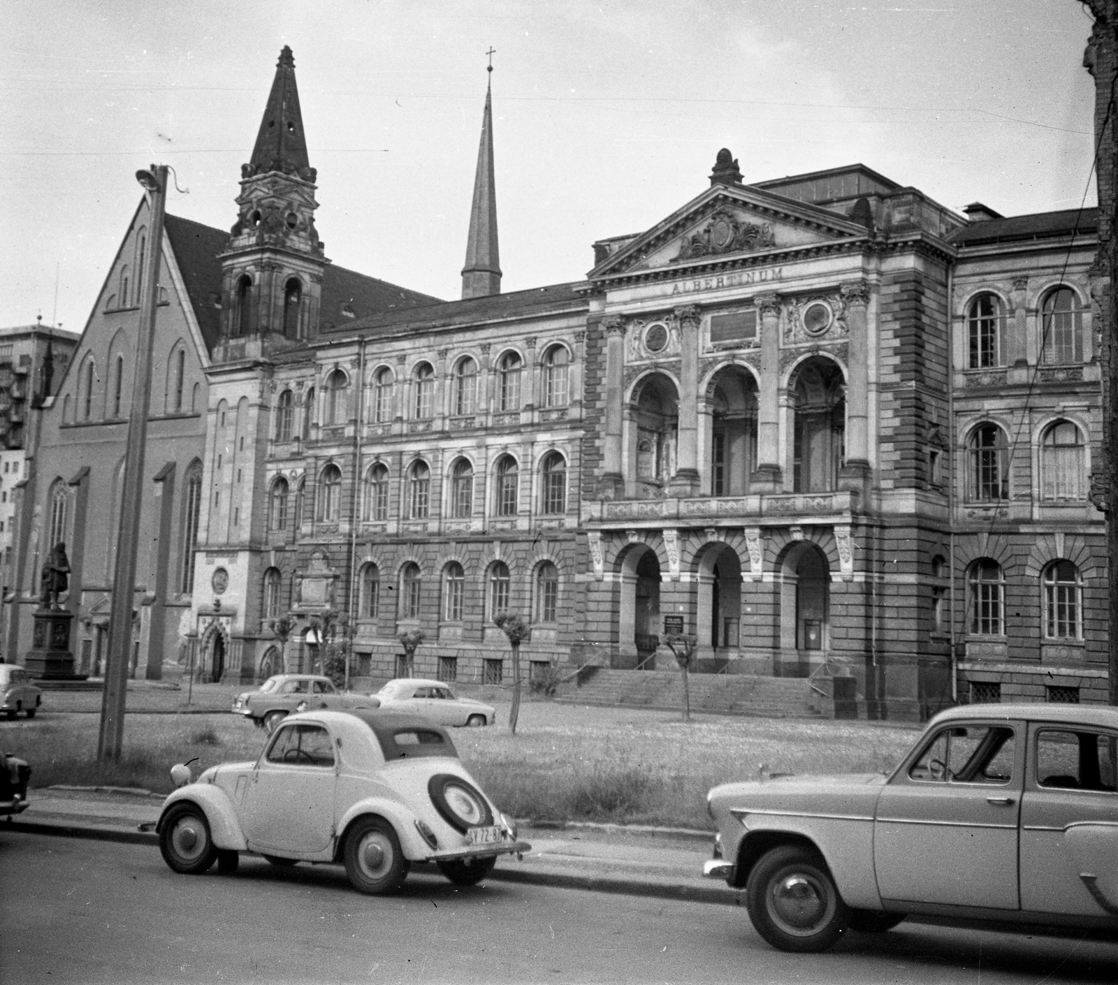 Germany, Leipzig, Albertinum (a Lipcsei Egyetem egyik épülete), balra a Paulinerkirche., 1960, Romák Éva, Moskvitch-brand, university, GDR, automobile, Arwed Rossbach-design, Fortepan #74996