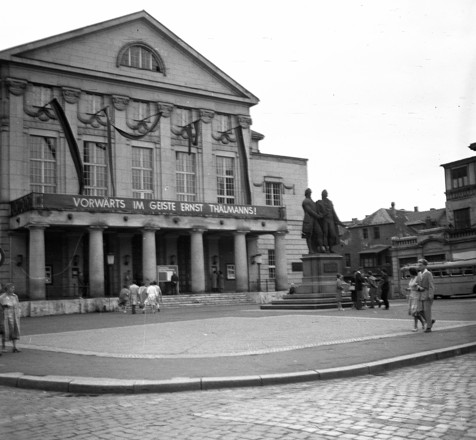 Germany, Weimar, Theaterplatz, a színház előtt Goethe és Schiller szobra., 1960, Romák Éva, sculpture, theater, GDR, Goethe Wolfgang-portrayal, Friedrich Schiller-portrayal, Fortepan #75002