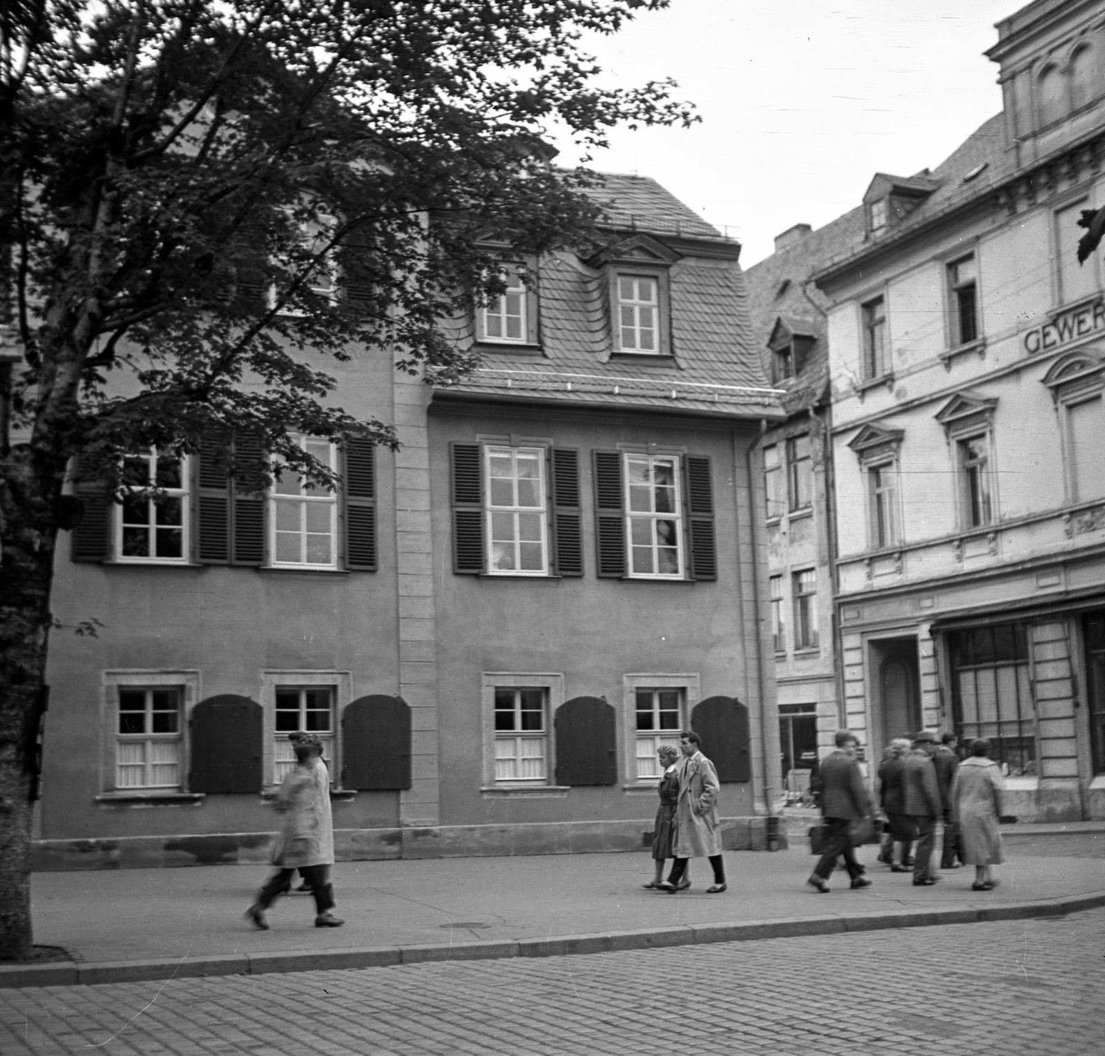 Germany, Weimar, Schillerstrasse, szemben a Schillerhaus. Ebben a házban élt Schiller 1802-től 1805-ig., 1960, Romák Éva, GDR, venetian blind, Fortepan #75005