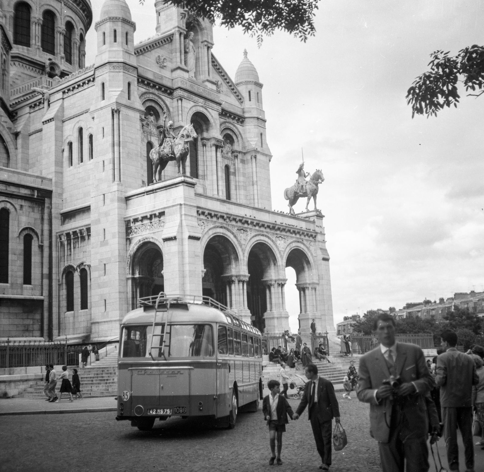 France, Paris, Sacré Coeur-bazilika., 1962, Romák Éva, bus, French brand, basilica, horse sculpture, Chausson-brand, eclectic architecture, Paul Abadie-design, Louis IX of France-portrayal, Saint Joan of Arc-portrayal, Fortepan #75006