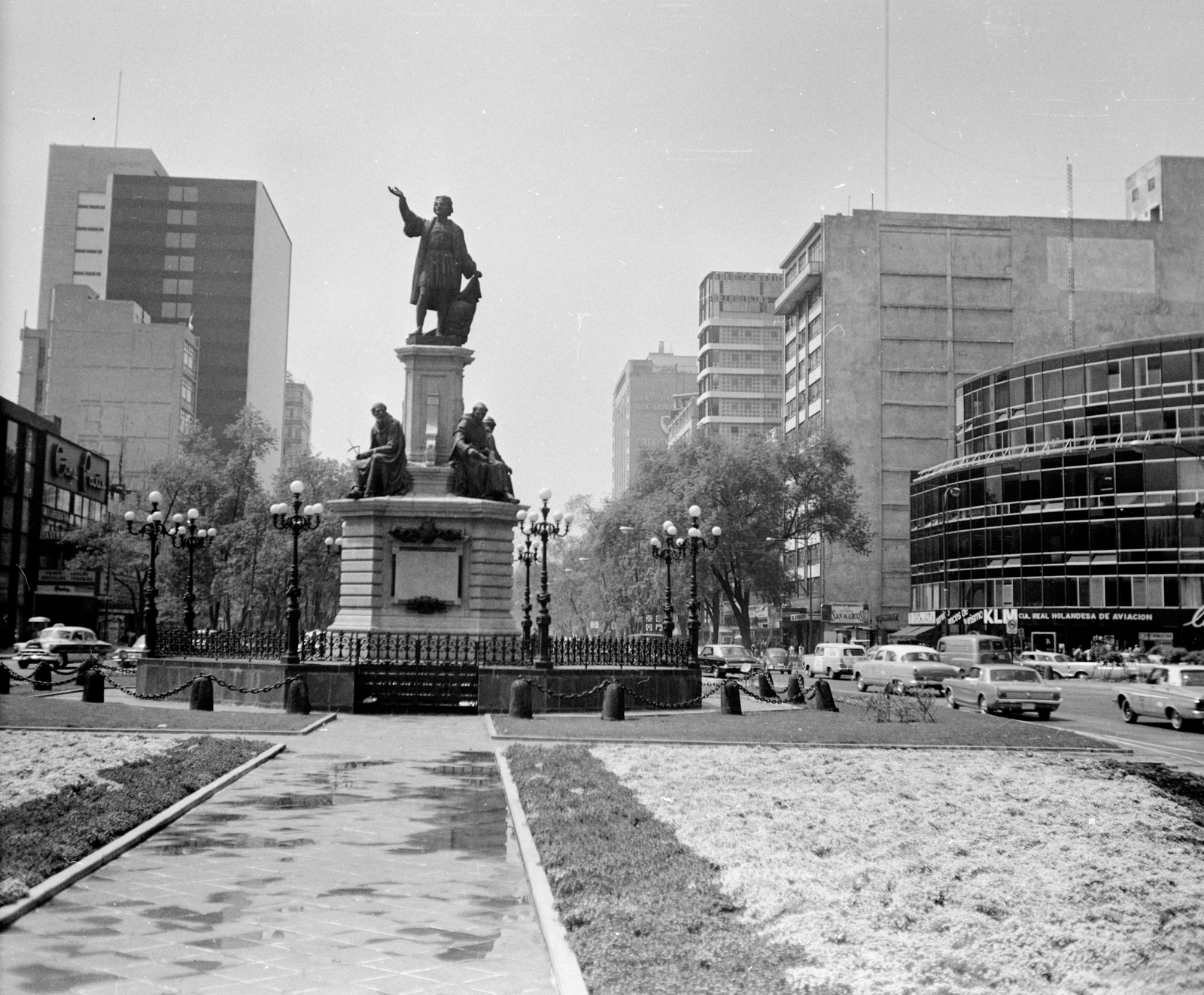 Mexico, Mexico City, Paseo de la Reforma, Kolumbusz-emlékmű., 1968, Romák Éva, sculpture, monument, sculptural group, Christopher Columbus-portrayal, Fortepan #75024