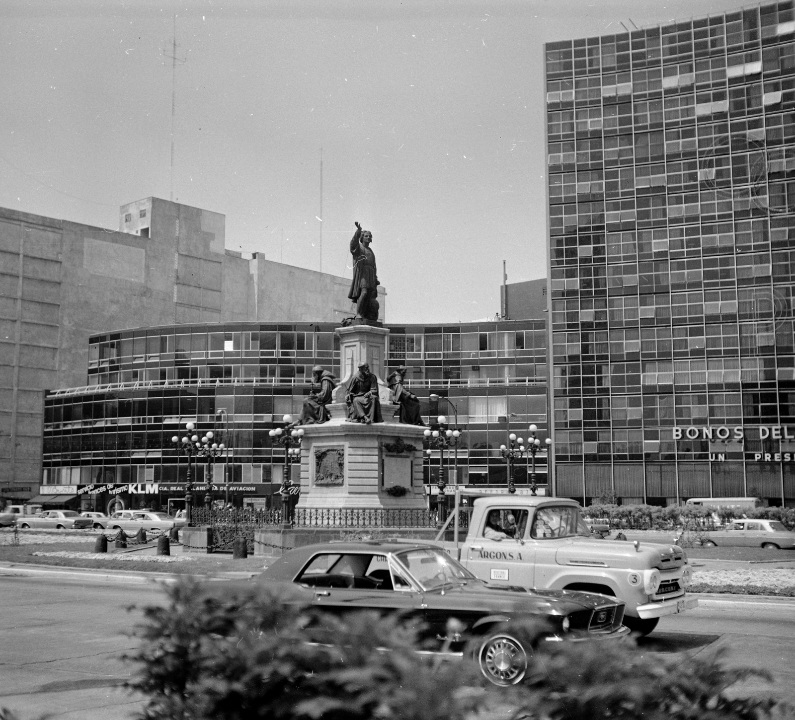 Mexico, Mexico City, Paseo de la Reforma, szemben a Kolumbusz-emlékmű., 1968, Romák Éva, sculpture, monument, sculptural group, Christopher Columbus-portrayal, Fortepan #75026