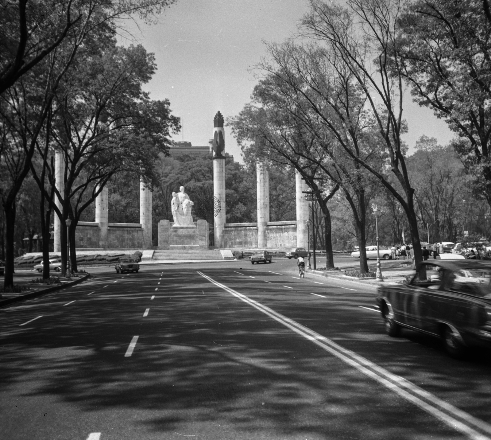 Mexico, Mexico City, Avenida Juventud Heroica a Chapultepec park felé nézve. Szemben a Niños Héroes emlékmű., 1968, Romák Éva, Fortepan #75028