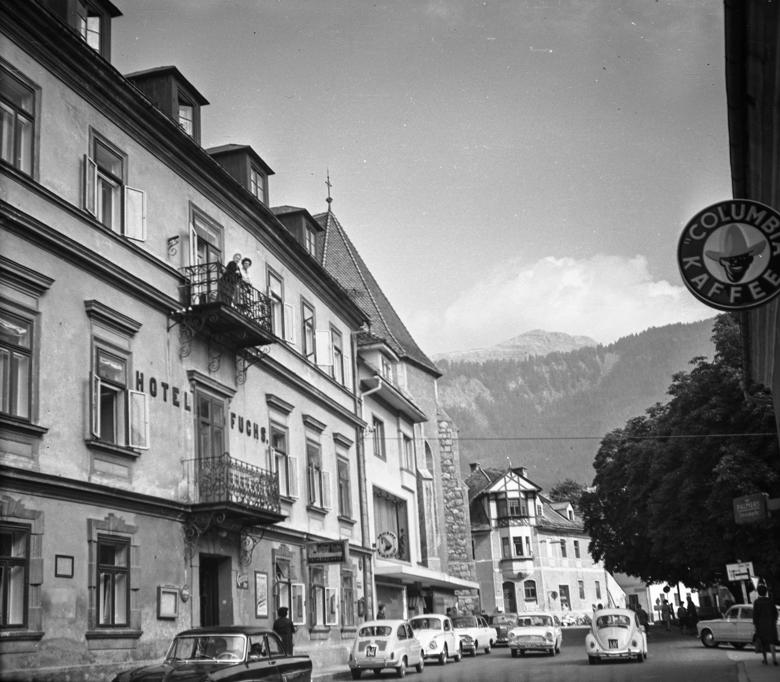 Ausztria, Liezen, Hauptstrasse., 1964, Romák Éva, szálloda, hegy, kávéház, Volkswagen Bogár, Fortepan #75030