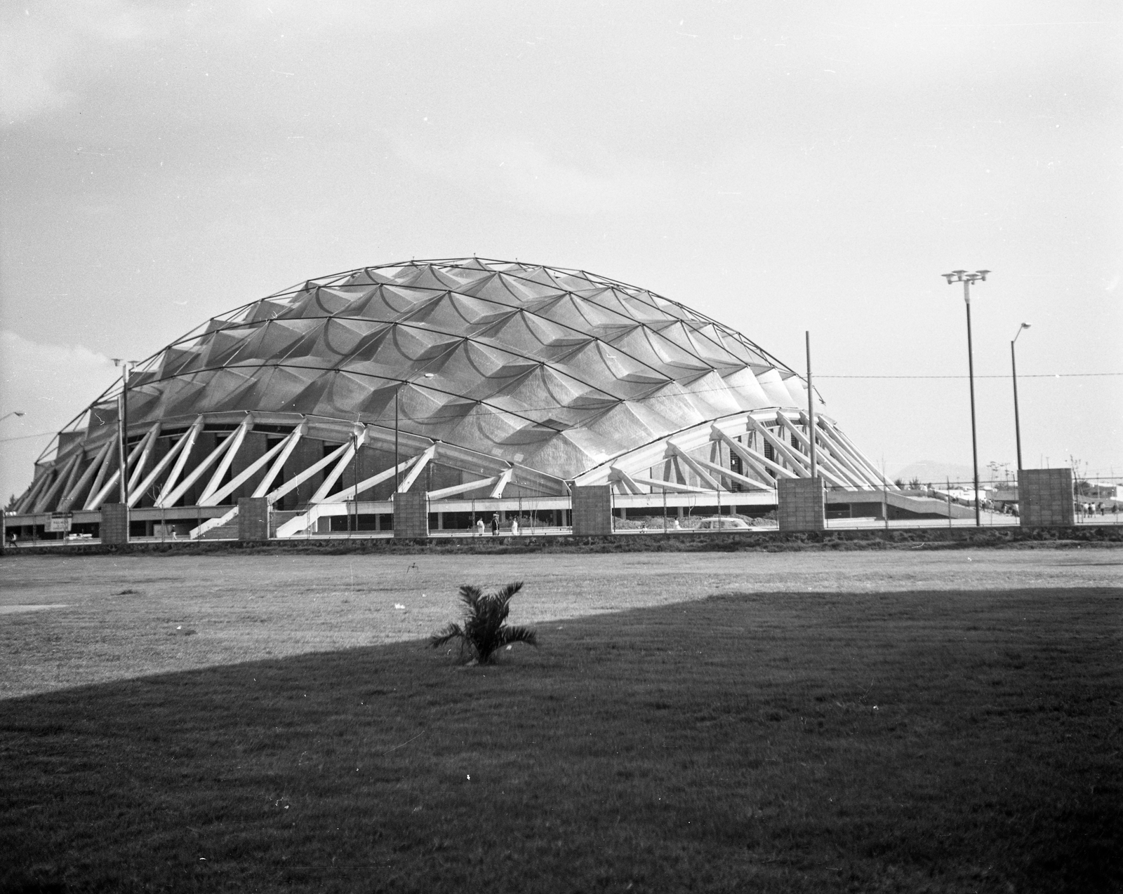 Mexico, Mexico City, Juan Escutia sportcsarnok, az olimpiai kosárlabda és röplabdaversenyek helyszíne., 1968, Romák Éva, Olympics, sport hall, Félix Candela-design, Antonio Peyrí Maciá-design, Enrique Castañeda Tamborell-design, Fortepan #75031