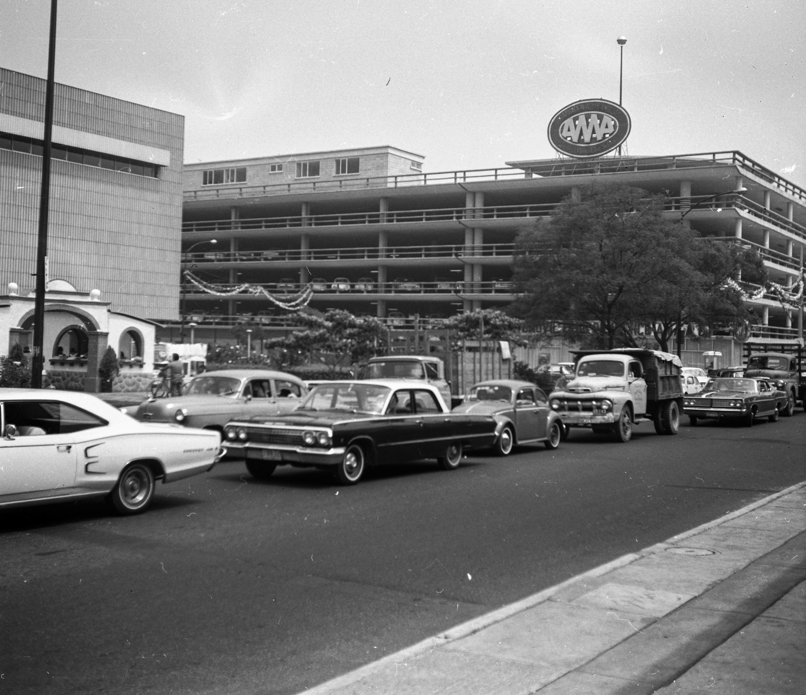 Mexico, Mexico City, Parroquia – Oso kereszteződés., 1968, Romák Éva, american brand, automobile, hotel, Fortepan #75033