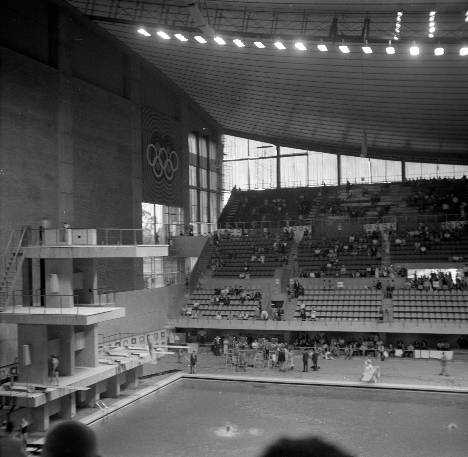 Mexico, Mexico City, Alberca Olímpica Francisco Márquez uszoda, az olimpiai versenyek helyszíne., 1968, Romák Éva, swimming pool, Olympics, acrobatic diving, diving tower, olympic symbols, Fortepan #75036