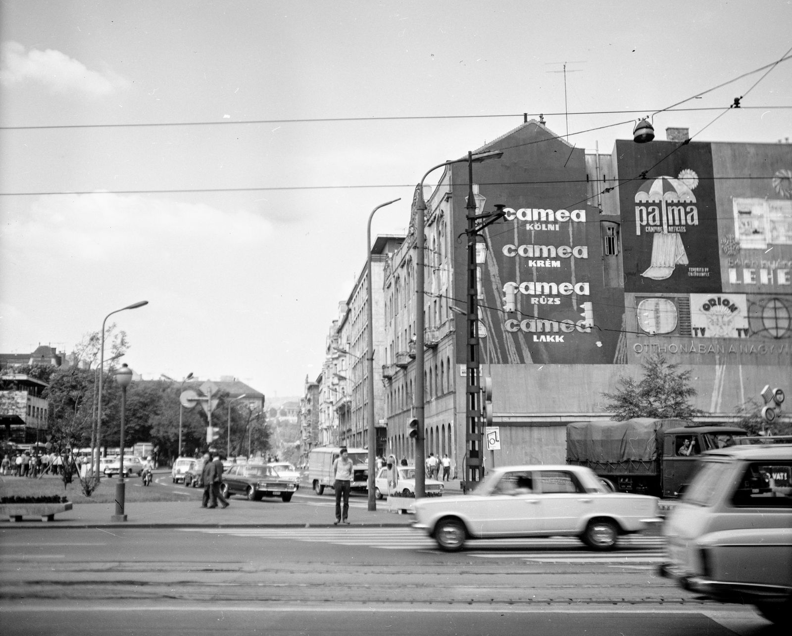 Magyarország, Budapest V., Bajcsy-Zsilinszky út, szemben a József Attila utca., 1971, Romák Éva, reklám, neonreklám, Camea, Orion-márka, Budapest, gyalogátkelő, forgalom, Fortepan #75039