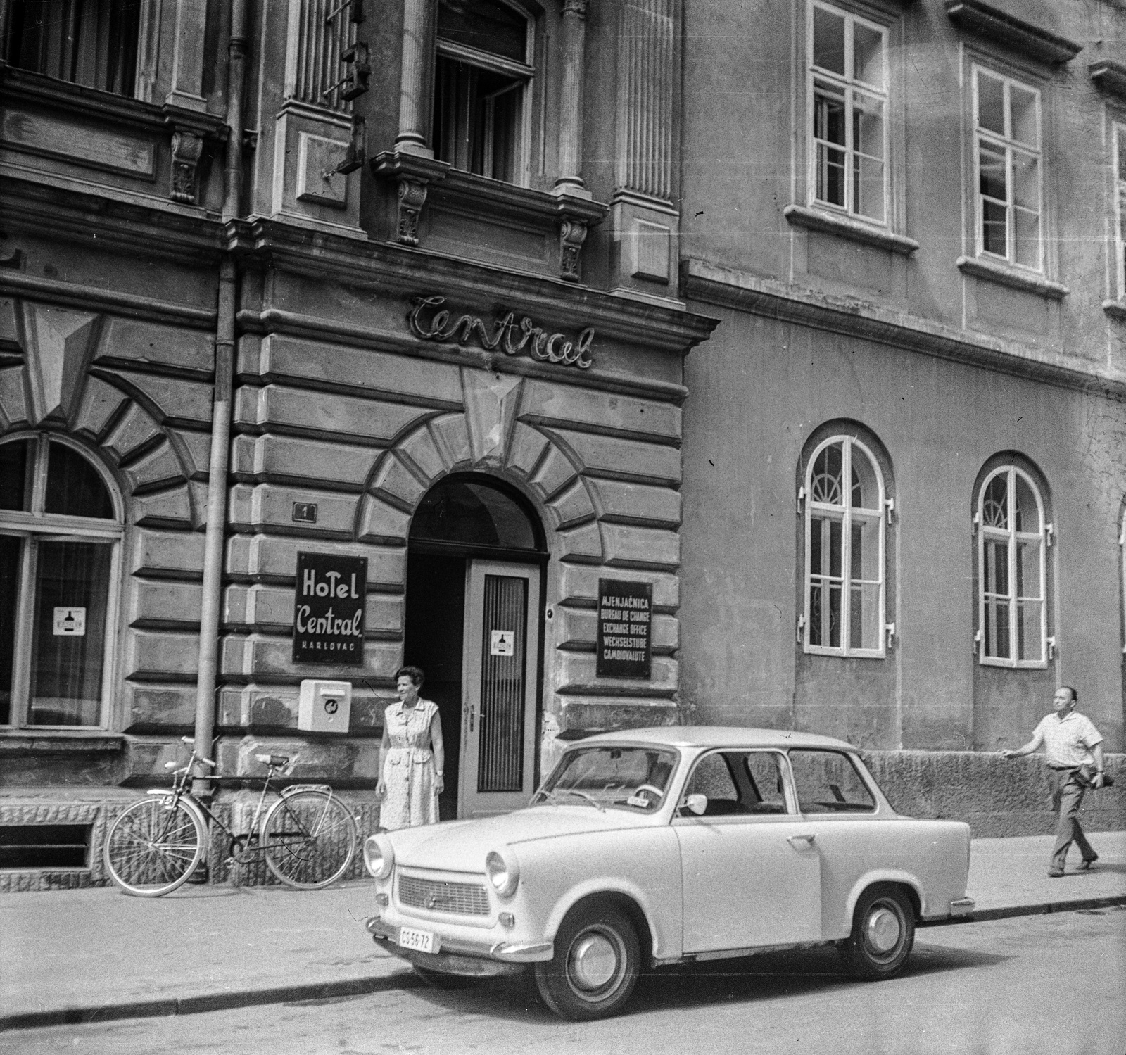 Croatia, Karlovac, Samostanska ulica, balra a Hotel Central., 1971, Romák Éva, Yugoslavia, German brand, Trabant-brand, number plate, Fortepan #75040
