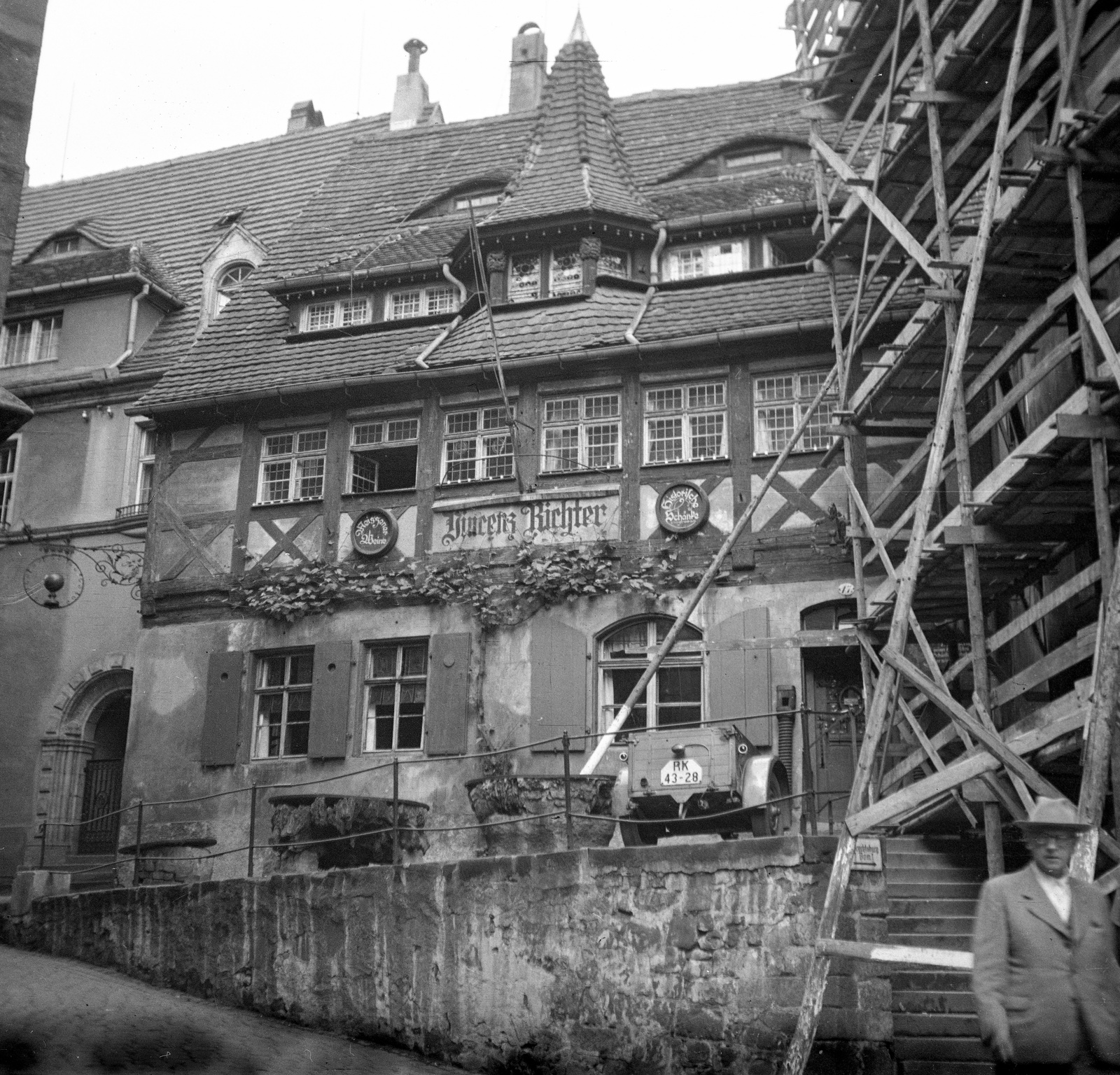 Germany, Meissen, An der Frauenkirche, szemben a Vincenz Richter étterem ., 1960, Romák Éva, GDR, trailer, scaffolding, number plate, Fortepan #75049