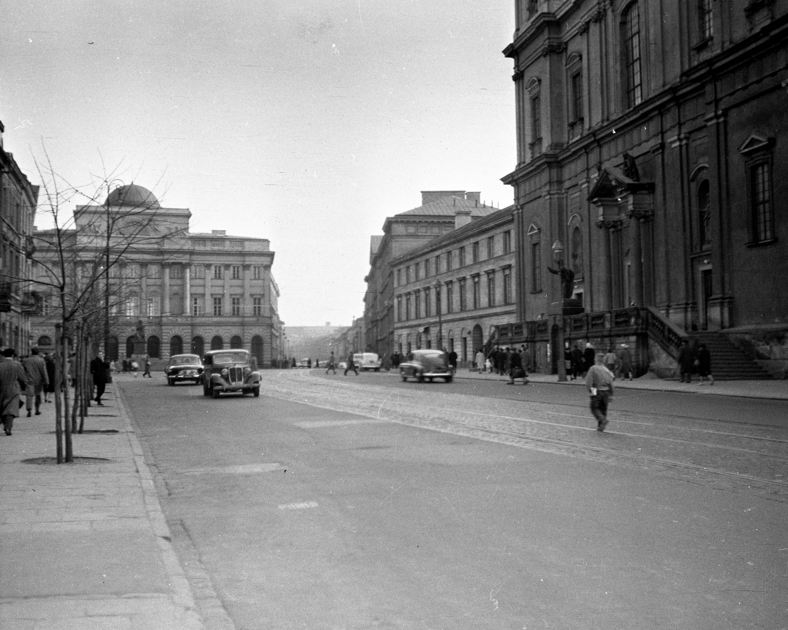 Poland, Warsaw, ulica Krakowskie Przedmieście az ulica Nowy Swiat felé nézve. Szemben a Staszic Palota, a Lengyel Tudományos Akadémia székháza., 1960, Romák Éva, street view, genre painting, automobile, Fortepan #75054