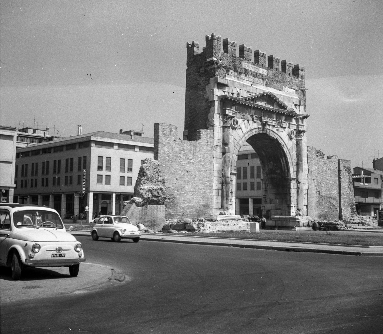 Olaszország, Rimini, Augustus császár diadalíve (Arco di Augusto)., 1972, Romák Éva, Fiat 500, rom, antik kultúra, Fortepan #75060