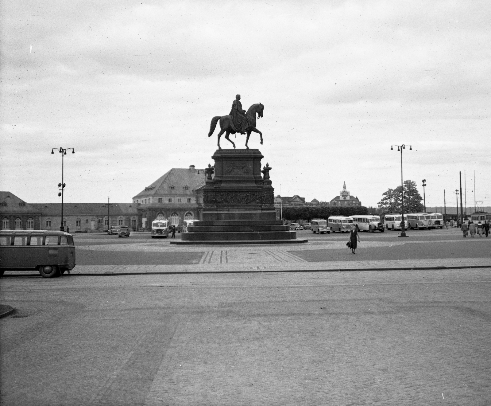 Germany, Dresden, Theaterplatz, I. János szász király lovas szobra., 1960, Romák Éva, bus, street view, Ikarus-brand, Volkswagen-brand, tram, GDR, lamp post, minivan, horse sculpture, John I of Saxony-portrayal, Fortepan #75063