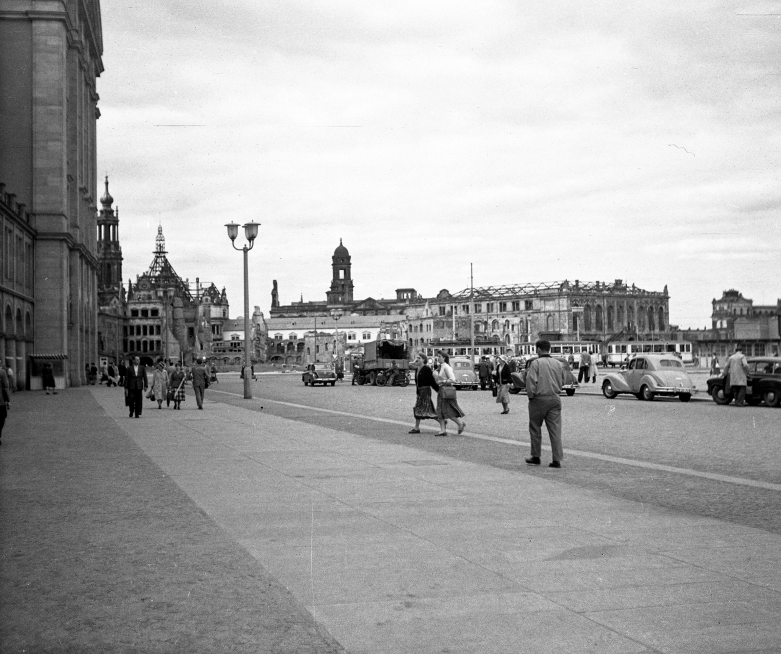 Germany, Dresden, Altmarkt a Wilsdruffer Strasse (Ernst-Thälmann-Strasse) felé nézve., 1960, Romák Éva, commercial vehicle, street view, genre painting, tram, GDR, lamp post, automobile, Fortepan #75064