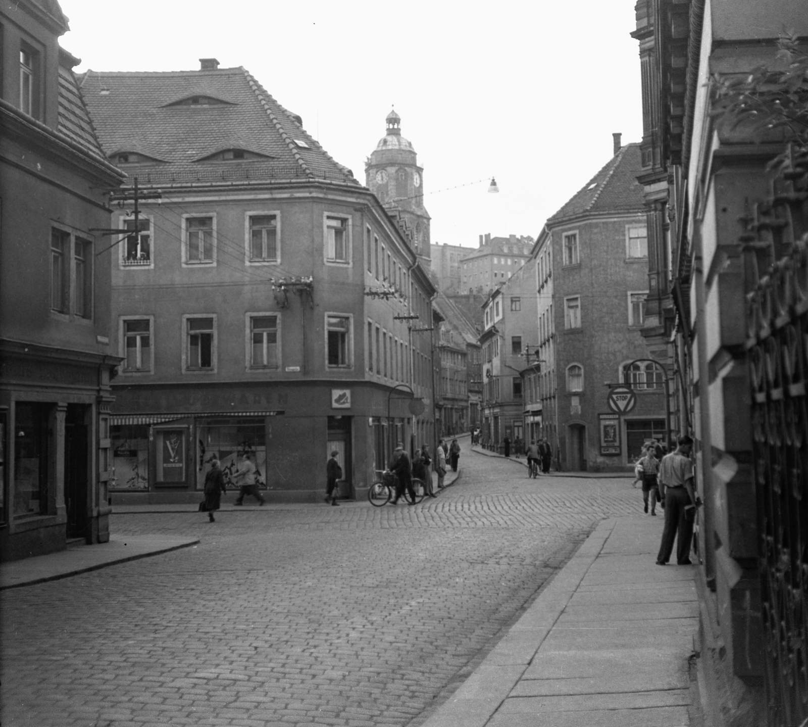 Germany, Meissen, Fleischergasse a Miasszonyunk-templom (Frauenkirche) felé nézve., 1960, Romák Éva, street view, genre painting, GDR, Fortepan #75068