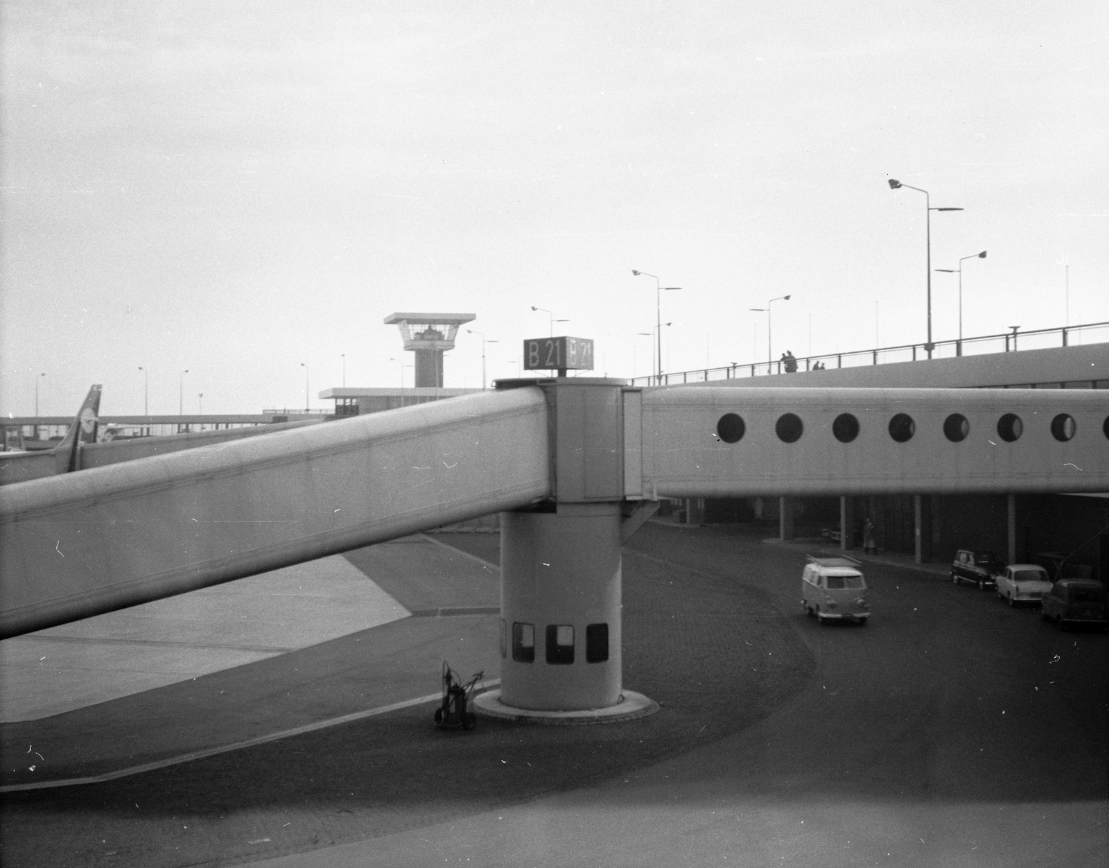 Netherlands, Amsterdam, Schiphol repülőtér., 1968, Romák Éva, Volkswagen-brand, airport, minivan, Fortepan #75071