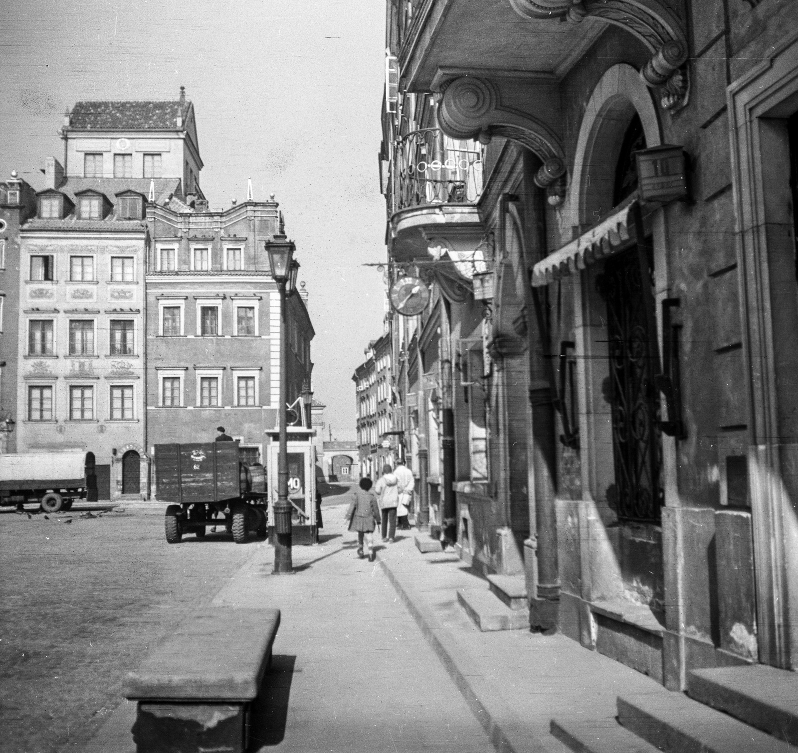 Poland, Warsaw, Óvárosi piactér (Rynek Starego Miasta), szemben az ulica Krzywe Kolo torkolata., 1960, Romák Éva, street furniture, Horse-drawn carriage, commercial vehicle, street view, phone booth, lamp post, clockmaker, Fortepan #75074