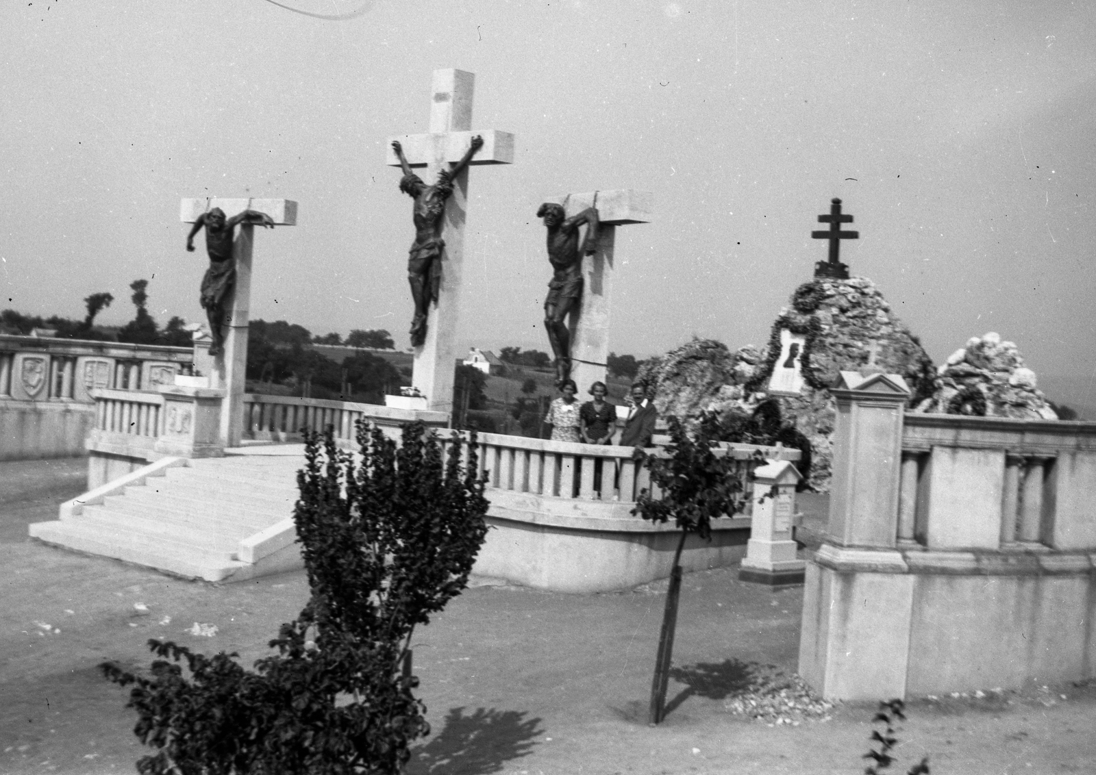 Magyarország,Balaton, Tihany, Attila domb, IV. Károly kálvária (Siklódy Lőrinc, 1927.), jobbra a hármas halom a király emléktáblájával., 1936, Romák Éva, kálvária, feszület, kettős kereszt, Fortepan #75079