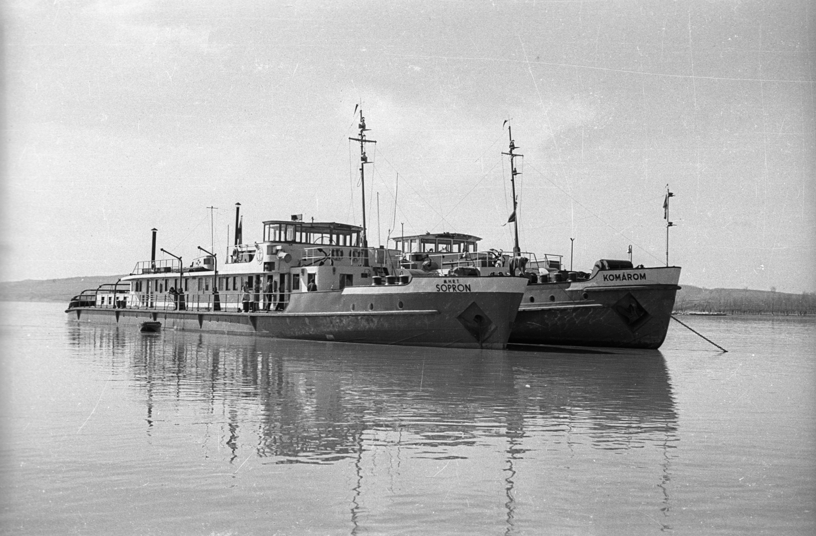 1960, Drobni Nándor, Droppa Kálmán, ship, river, water surface, shore, Sopron ship, Stationary Ship No351/Komárom ship, Fortepan #75089