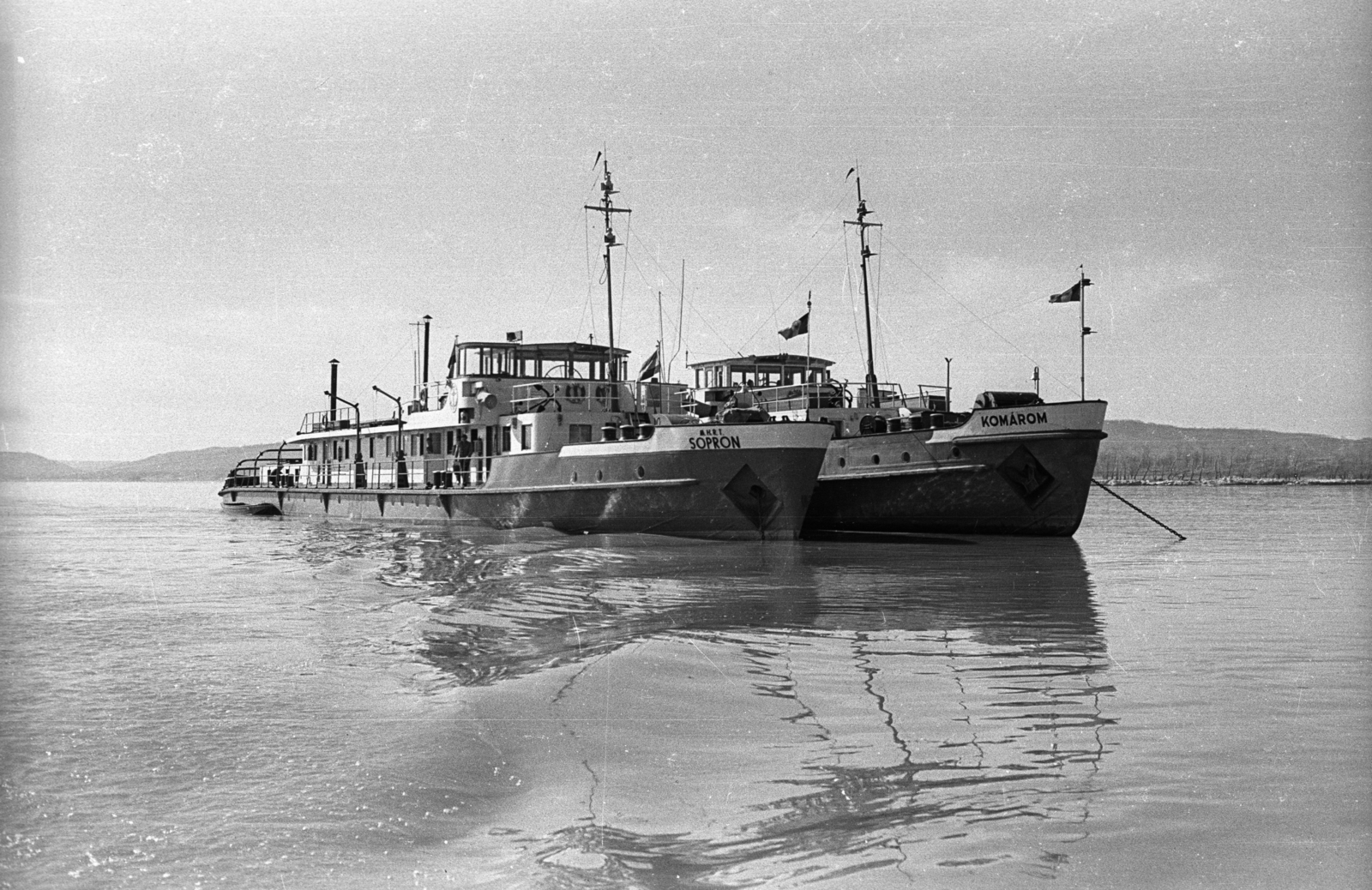 1960, Drobni Nándor, Droppa Kálmán, ship, river, water surface, shore, Sopron ship, Stationary Ship No351/Komárom ship, Fortepan #75093