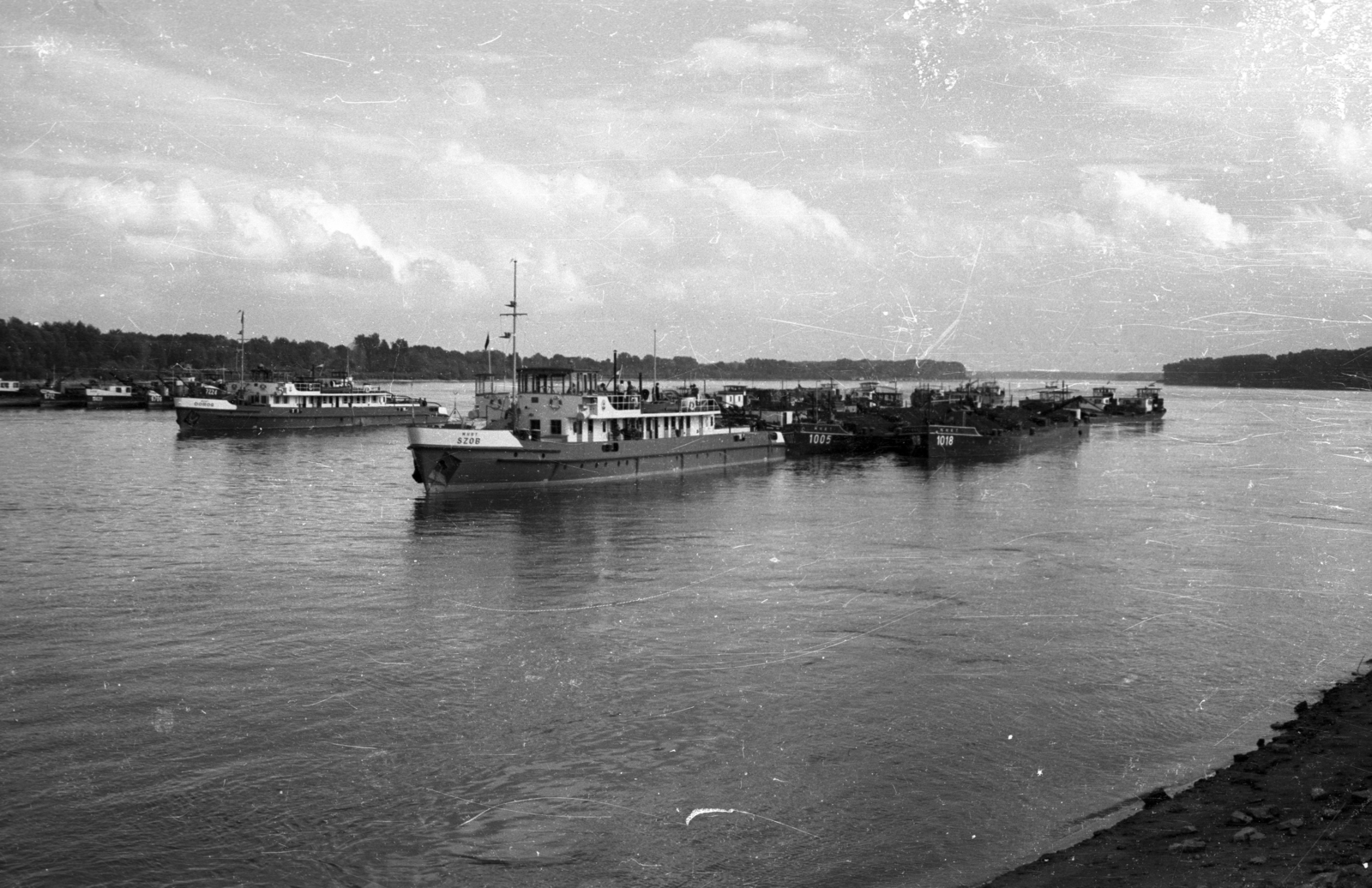 Hungary, Komarno, a Szob és a Dorog vontatóhajó és uszályaik a kikötőnél., 1960, Drobni Nándor, Droppa Kálmán, ship, river, barge, Szob ship, Dorog ship, Fortepan #75109