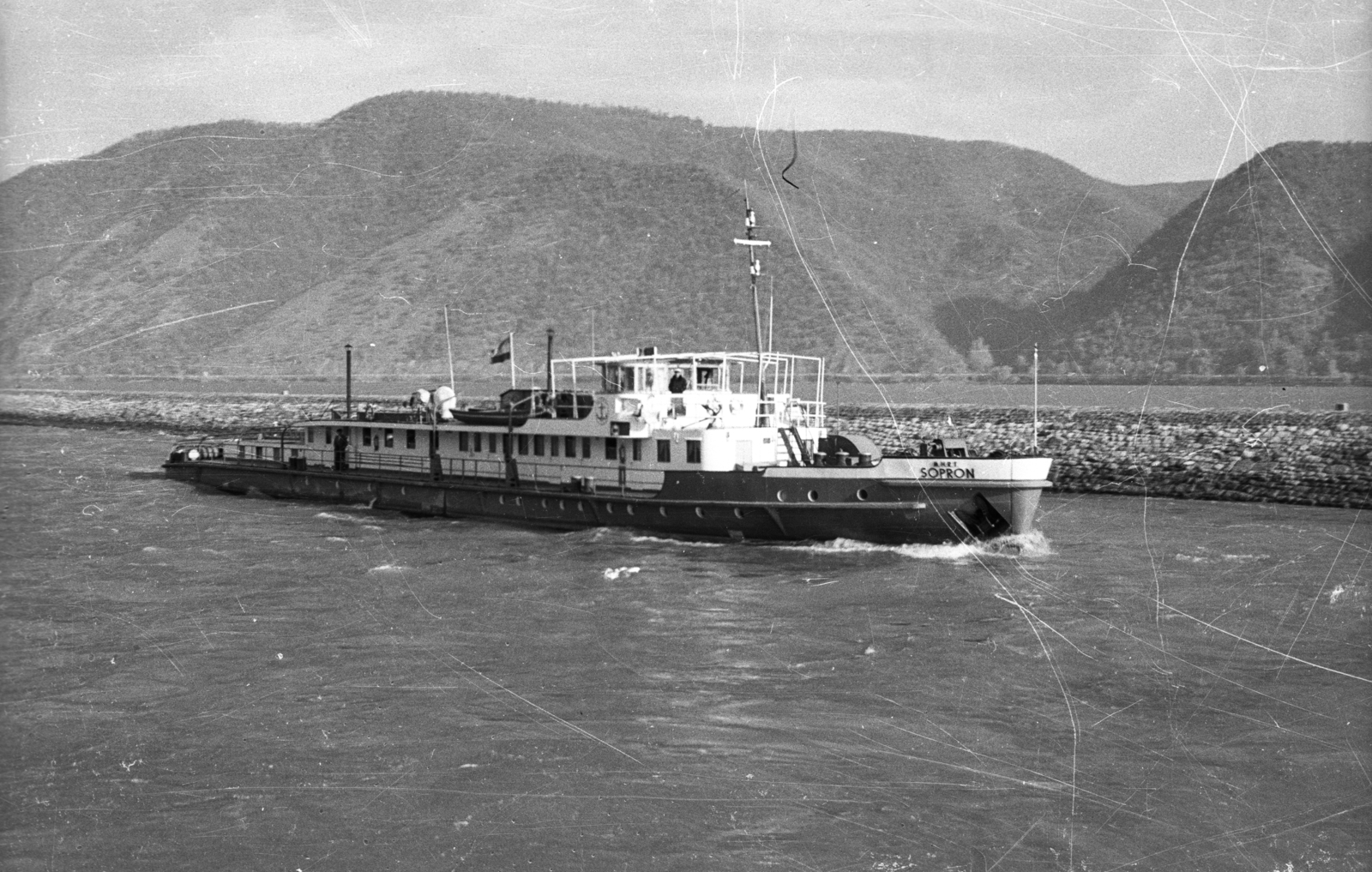 Romania,Serbia, Duna, a Vaskapu-szoros hajózócsatornája, Sopron vontatóhajó., 1961, Drobni Nándor, Droppa Kálmán, ship, Sopron ship, Fortepan #75130