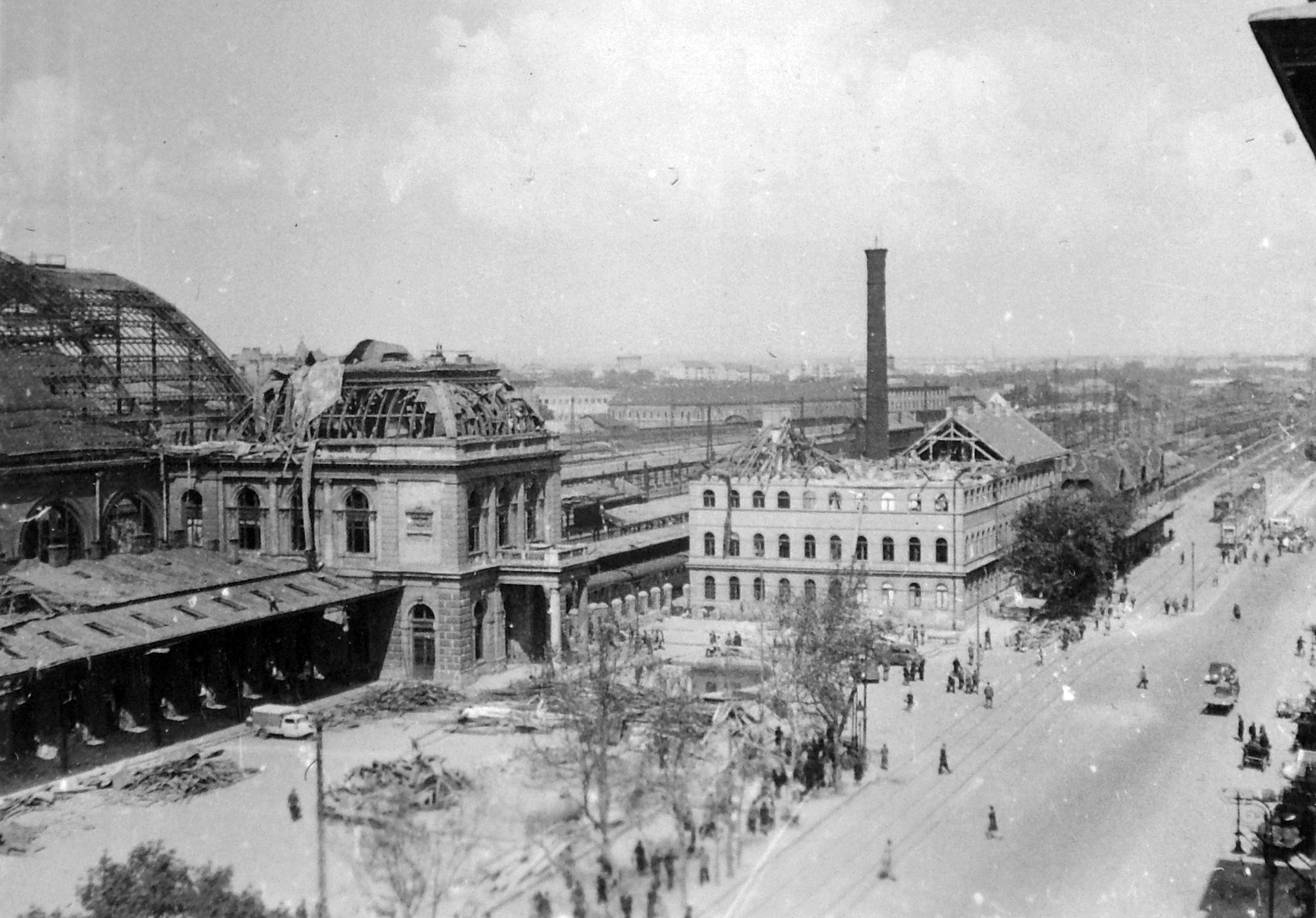 Hungary, Budapest VIII., Kerepesi út, a Keleti pályaudvar érkezési oldala., 1945, Fortepan, railway, picture, damaged building, Budapest, Fortepan #7515