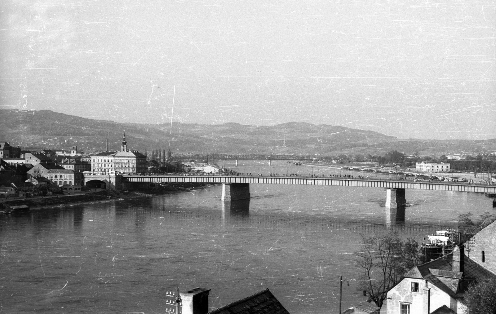 Austria, Linz, látkép a Várkastélyból (Linzer Schloss). Előtérben a Nibelungenbrücke a Dunán, balra a Szent József-templom tornya., 1962, Drobni Nándor, Droppa Kálmán, bridge, Fortepan #75159