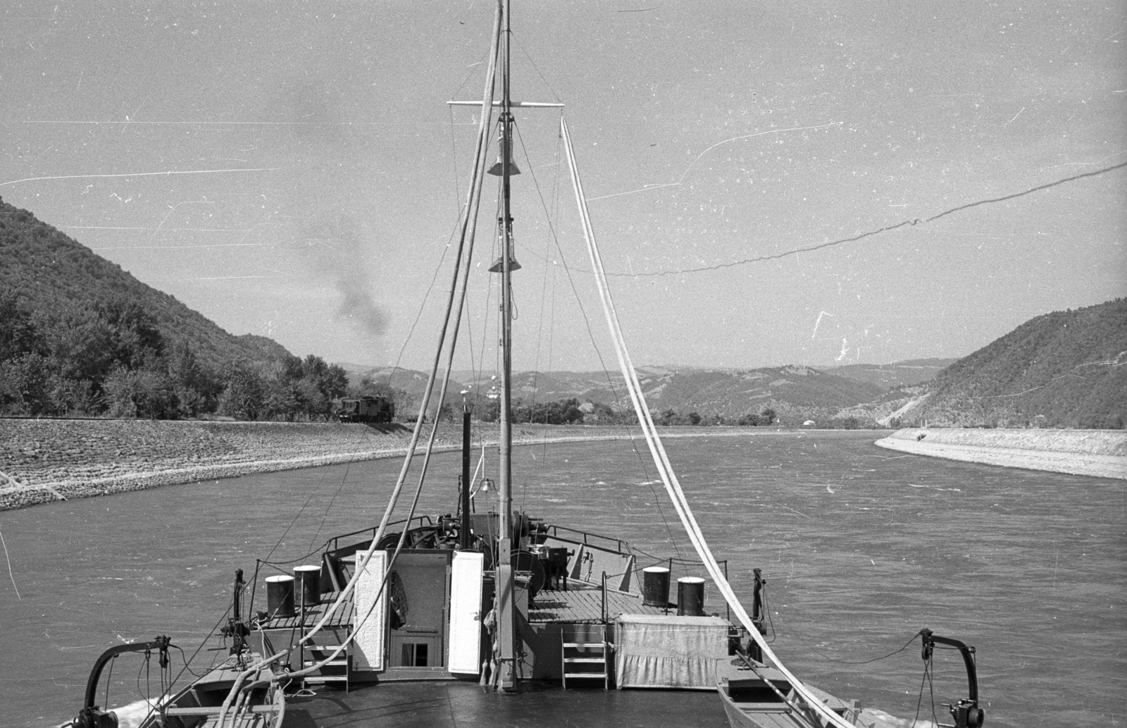 Romania,Serbia, Duna, a Vaskapu-szoros hajózócsatornája, motoros áruszállító hajó., 1962, Drobni Nándor, Droppa Kálmán, ship, steam locomotive, canal, Fortepan #75165
