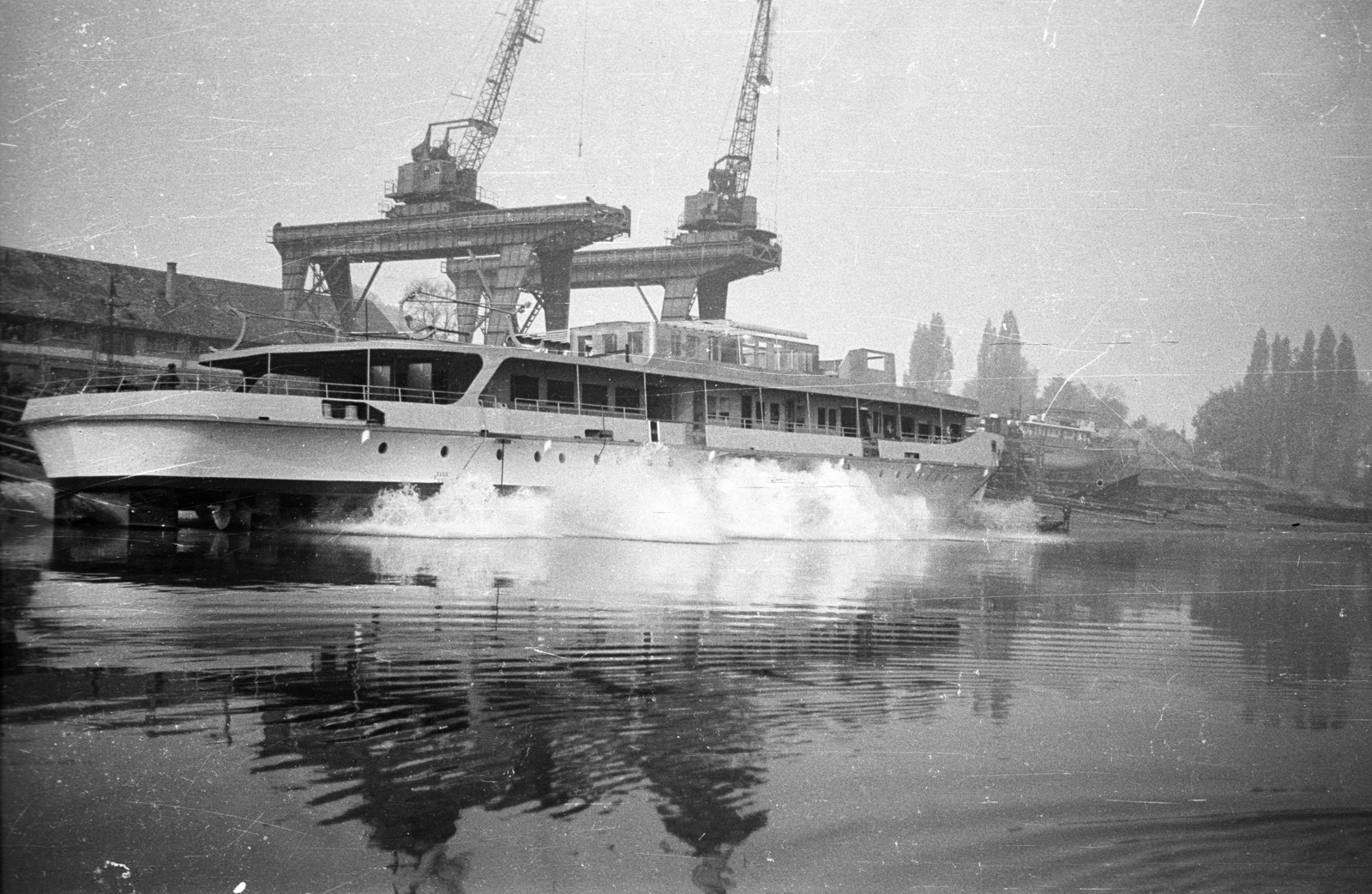 Hungary, Budapest IV., Újpesti-öböl, Népsziget, MAHART hajójavító, a Táncsics motoros személyhajó vízre bocsátása., 1963, Drobni Nándor, Droppa Kálmán, ship, crane, shipbuilding industry, Táncsics-ship, Budapest, Fortepan #75169