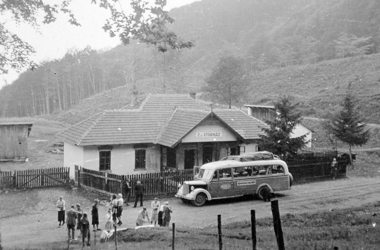 Románia,Erdély, Felsőbánya, útőrház a Máramarossziget felé vezető út mellett, a Gutin-hágó közelében., 1943, Fortepan, erdő, autóbusz, magyar gyártmány, életkép, MÁVAUT-szervezet, MÁVAG-márka, látkép, léckerítés, társaság, Fortepan #7517