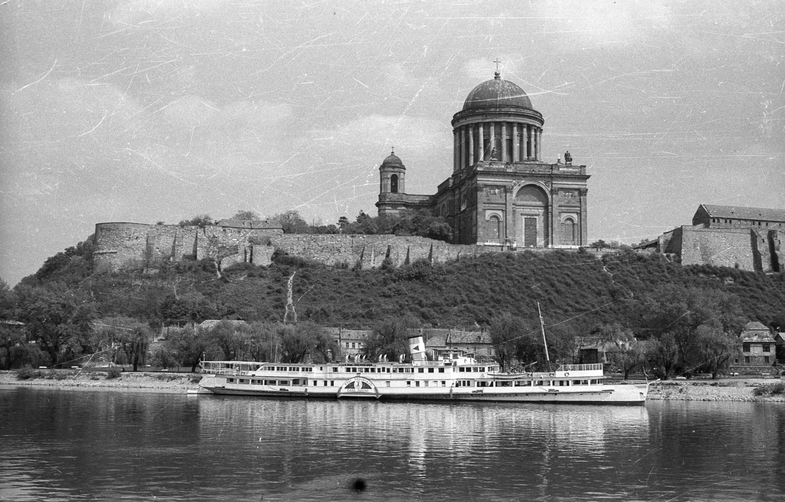 Magyarország, Esztergom, Bazilika a Dunáról nézve, előtérben a Deák Ferenc SZOT Üdülőhajó., 1964, Drobni Nándor, Droppa Kálmán, hajó, víztükör, Bazilika, vízpart, gőzhajó, lapátkerekes hajó, Dunagyöngye/Deák Ferencz hajó, Fortepan #75191