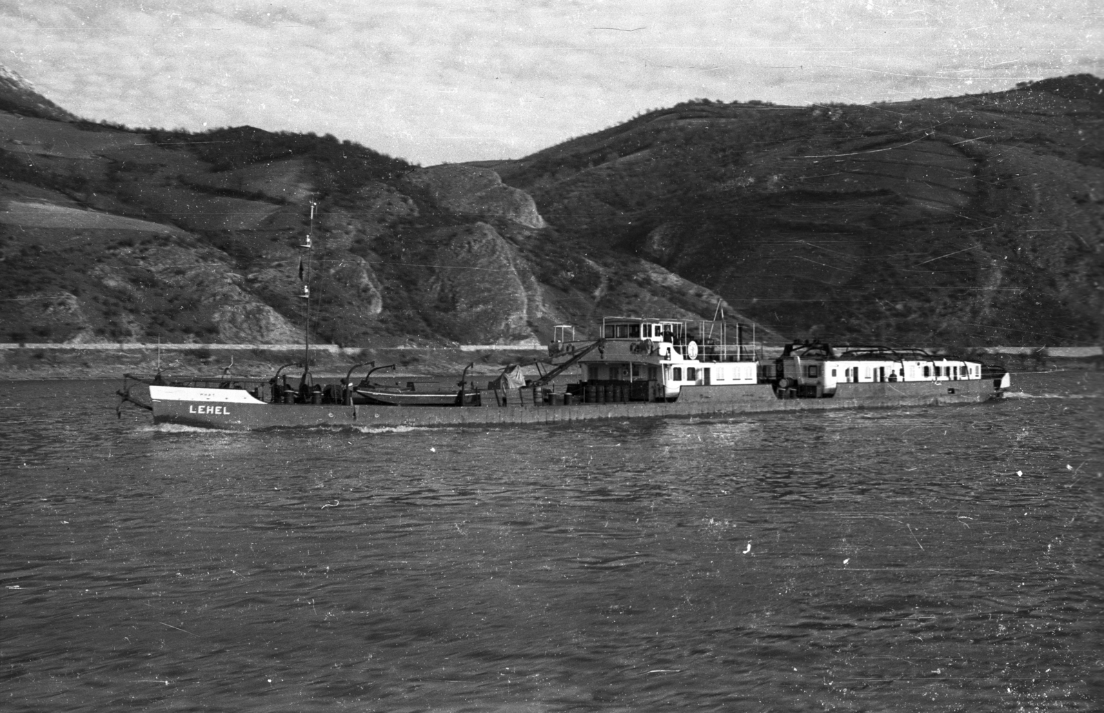 Romania, a Lehel M.12./1934 típusú áruszállító motorhajó a Dunán, Lászlóvára alatt., 1964, Drobni Nándor, Droppa Kálmán, ship, water surface, shore, Lehel/M. 12. ship, Fortepan #75194