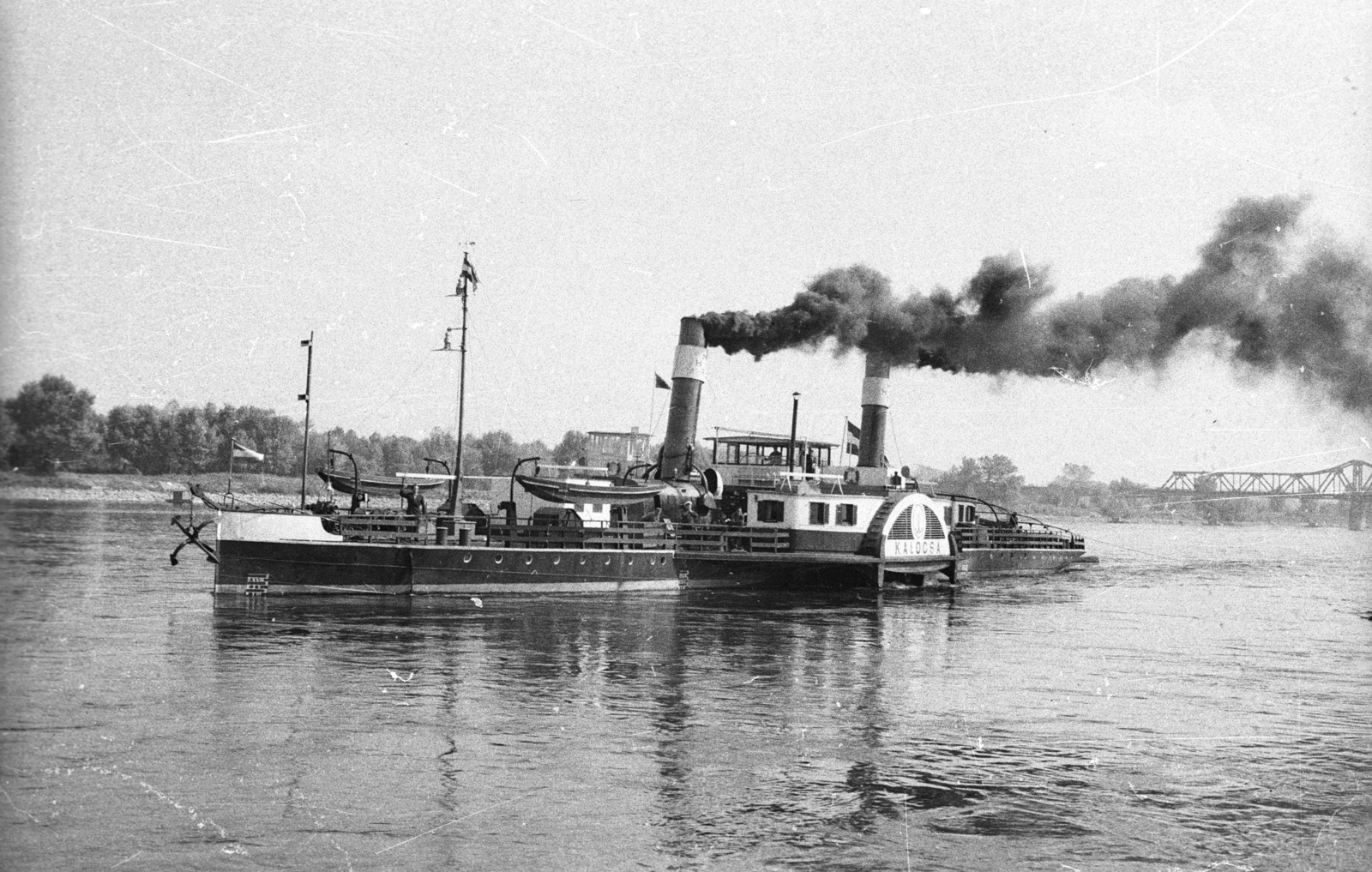 Ausztria, Bécs, Kalocsa vontatógőzös a Dunán a Stadtlauer Ostbahnbrücke felett., 1964, Drobni Nándor, Droppa Kálmán, hajó, gőzhajó, lapátkerekes hajó, 318 sz. állóhajó/Kalocsa/Hargita/Atlas/Dániel hajó, Fortepan #75201