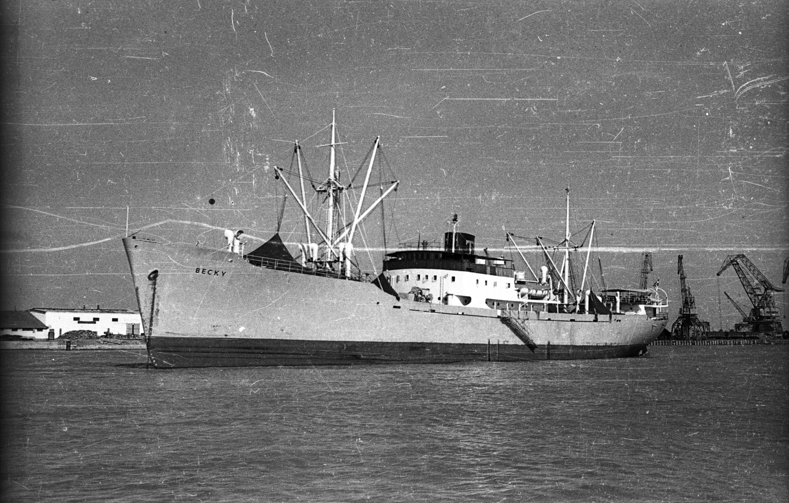 Ukraine, Reni, kikötő a Duna partján., 1964, Drobni Nándor, Droppa Kálmán, ship, water surface, crane, port, shore, Fortepan #75205