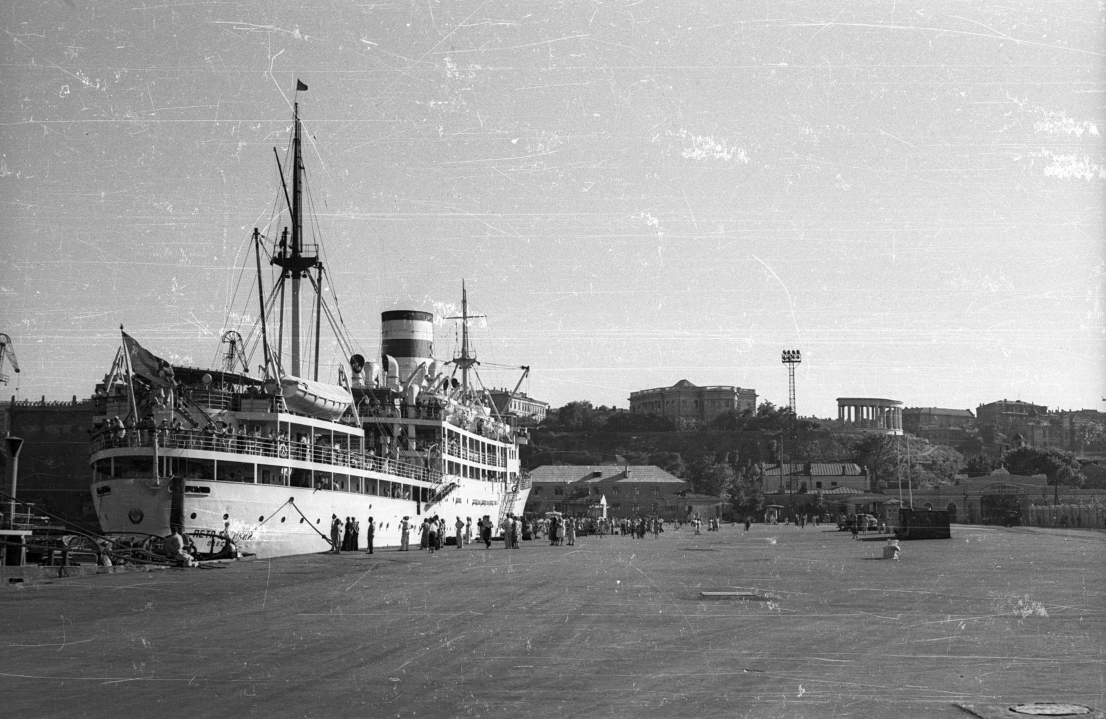 Ukrajna, Odessza, a Pjotr Velikij személyszállító hajó a kikötőben. Szemben a dombon a Voroncov palota és oszlopsor., 1964, Drobni Nándor, Droppa Kálmán, Szovjetunió, hajó, kikötő, cirill írás, Nagy Péter-hajó, Fortepan #75213