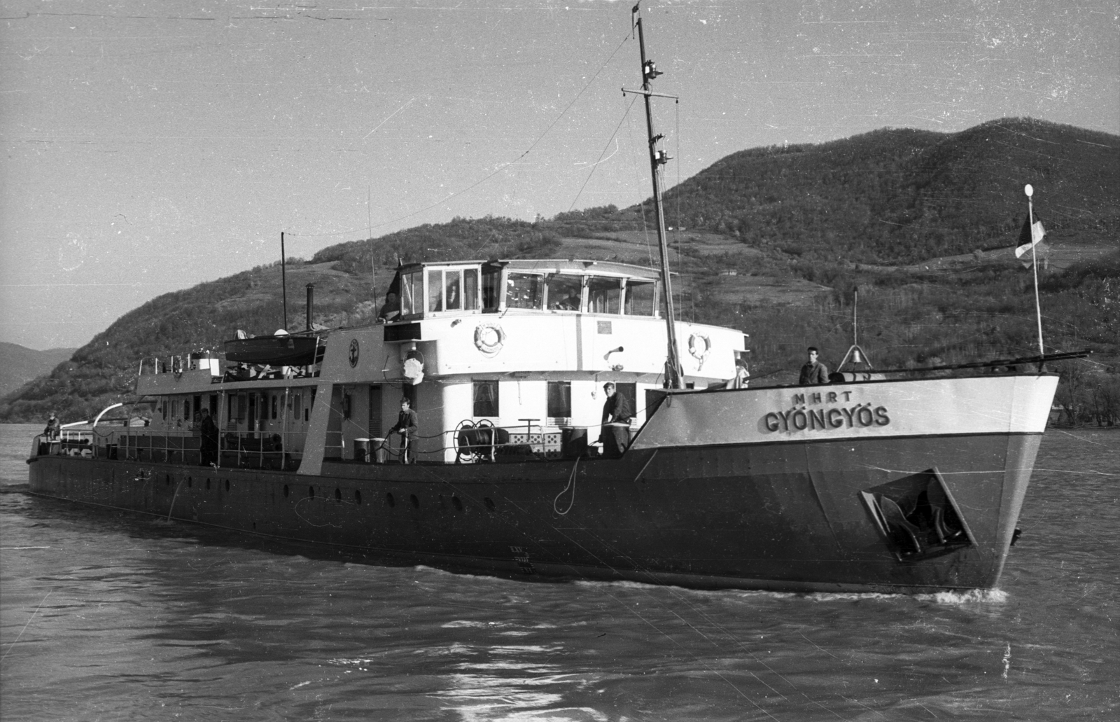 Romania,Serbia, Orșova, Gyöngyös vontatóhajó., 1964, Drobni Nándor, Droppa Kálmán, ship, river, water surface, shore, shore, Gyöngyös ship, Fortepan #75222