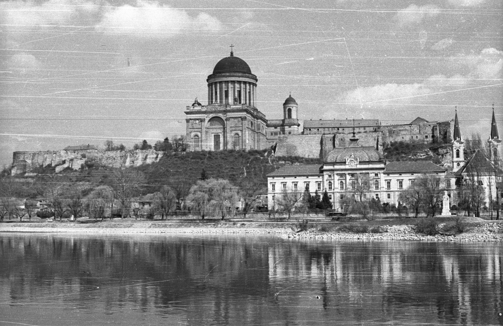 Hungary, Esztergom, Bazilika a Duna felől nézve., 1964, Drobni Nándor, Droppa Kálmán, river, water surface, basilica, shore, shore, Fortepan #75225