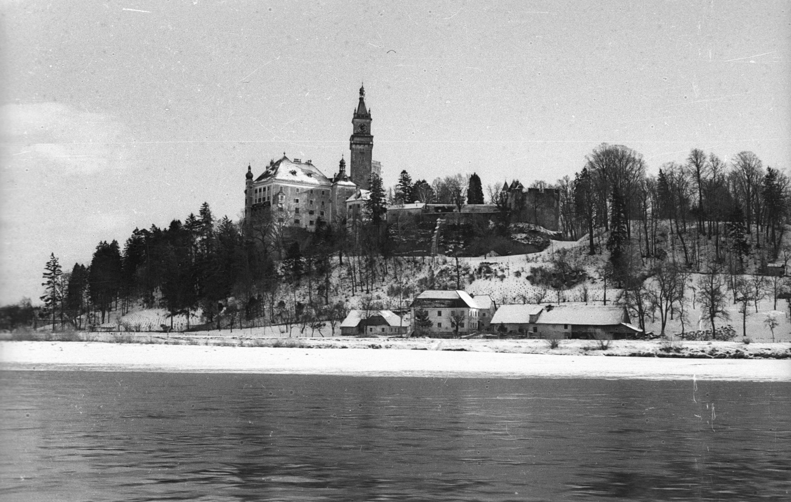 Austria, Wallsee-Sindelburg, Wallsee vára a Dunáról nézve., 1964, Drobni Nándor, Droppa Kálmán, castle, river, water surface, shore, shore, Fortepan #75226