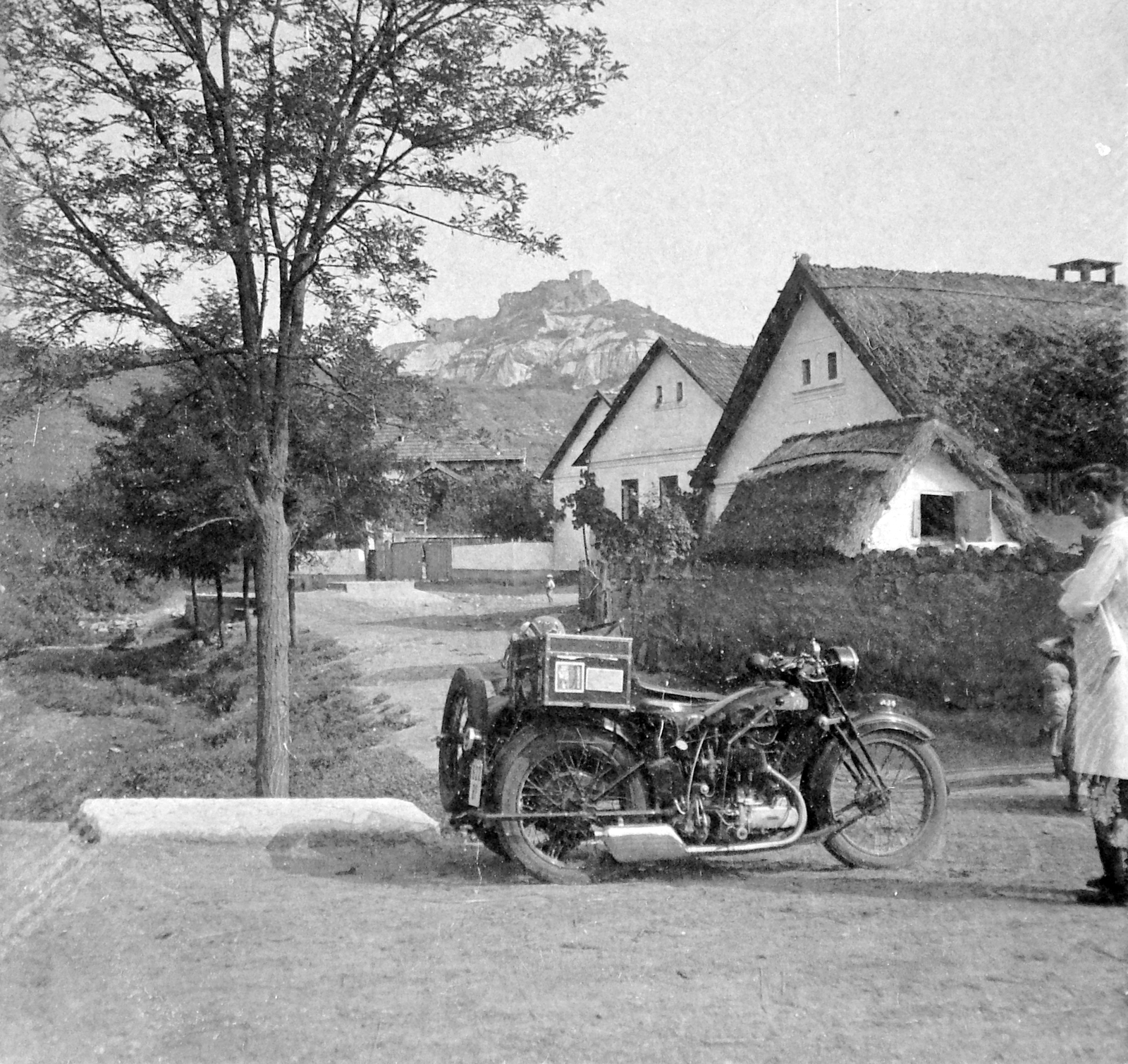 Magyarország, Sirok, Vár utca a Széchenyi István út felől nézve, háttérben fent a vár., 1934, Fortepan, brit gyártmány, AJS-márka, motorkerékpár, oldalkocsis motorkerékpár, Fortepan #7523