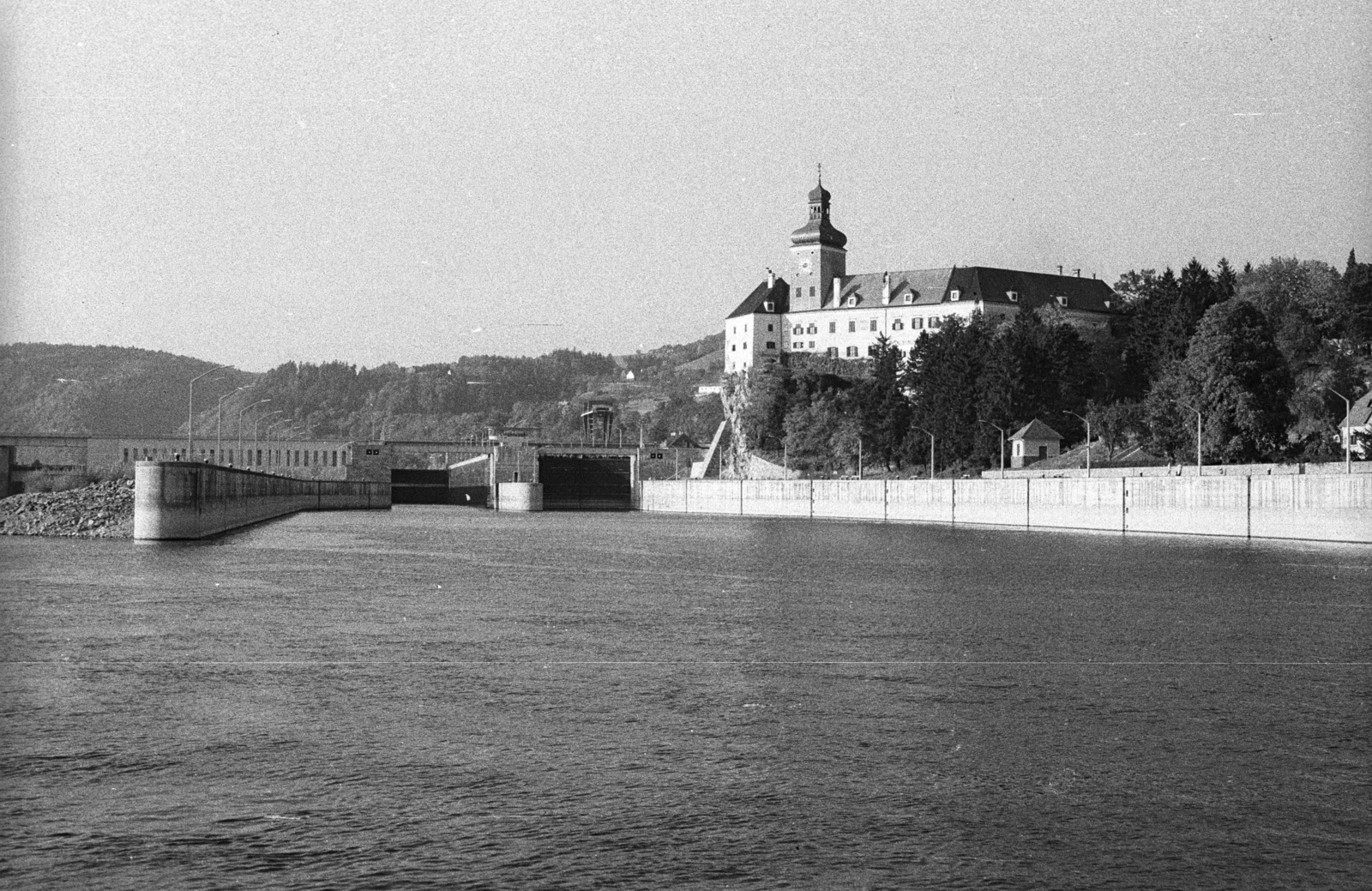 Austria, Persenbeug-Gottsdorf, balra az Ybbs-Persenbeug erőmű a Dunán, jobbra Persenbeug vára., 1964, Drobni Nándor, Droppa Kálmán, Fortepan #75230