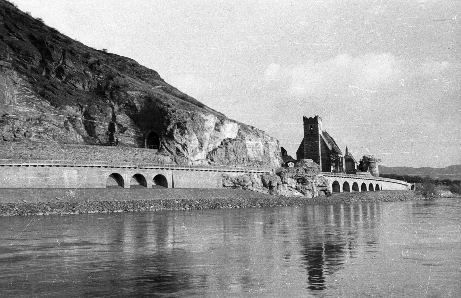 Austria, Szent Mihály erődtemplom a Duna partján Spitz és Wösendorf között., 1964, Drobni Nándor, Droppa Kálmán, Fortepan #75236