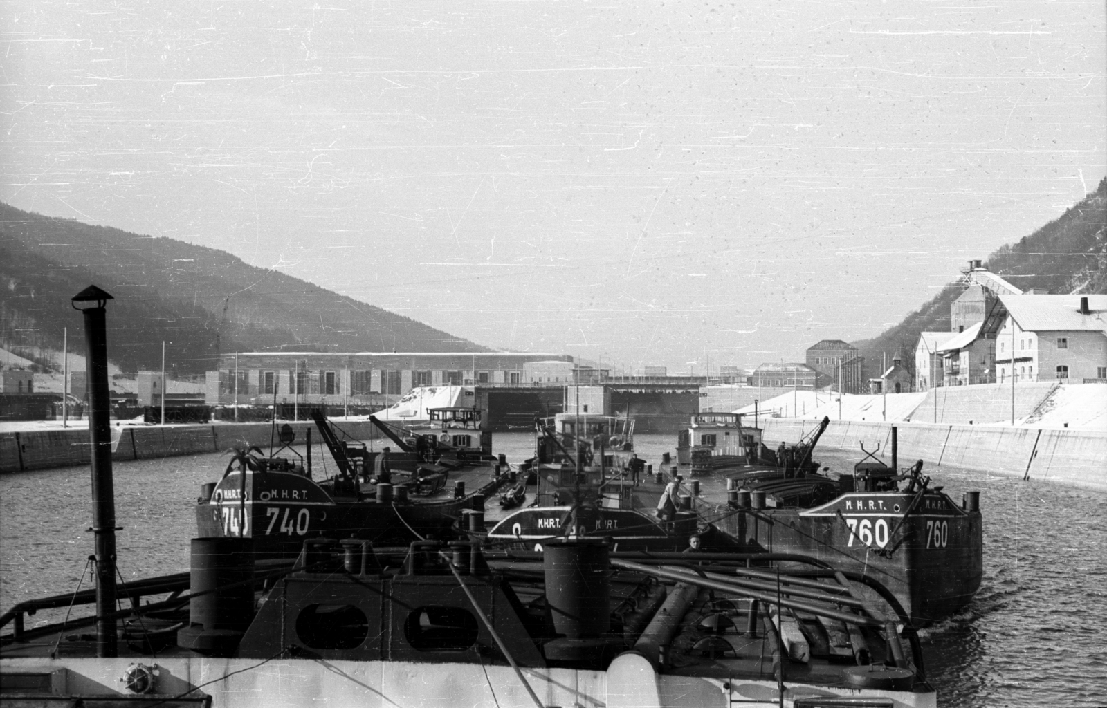 Germany, Jochenstein, erőmű a Dunán, uszályok a hajózócsatornában., 1964, Drobni Nándor, Droppa Kálmán, barge, MHRT 760 barge, Fortepan #75238