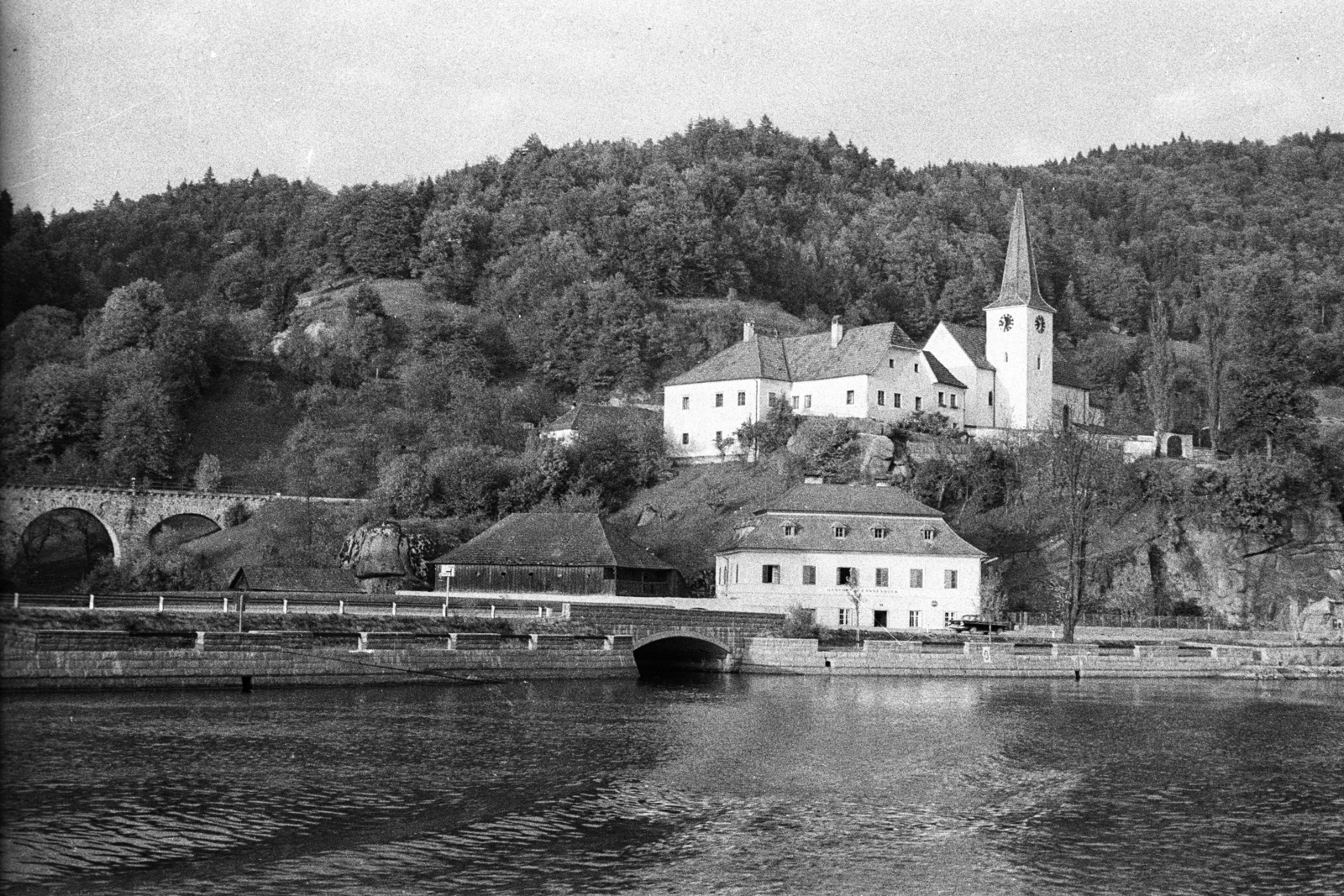 Austria, Sankt Nikola, Strudengau, a Duna felső-ausztriai szakasza, balra a Giessenbach folyó torkolatánál a „Greinmühlbach-Viadukt“., 1964, Drobni Nándor, Droppa Kálmán, Fortepan #75239