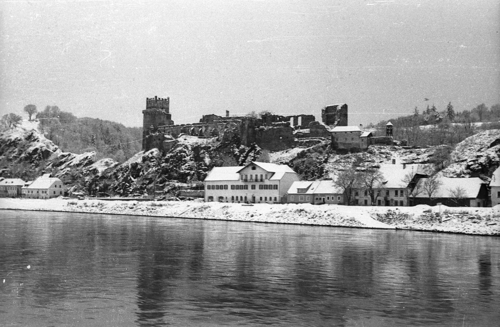 Austria, Weitenegg, vár a Dunáról nézve., 1964, Drobni Nándor, Droppa Kálmán, Fortepan #75243