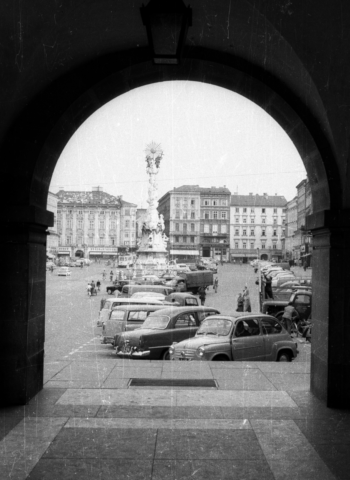 Ausztria, Linz, Fő tér, szemben a Szentháromság-szobor., 1964, Drobni Nándor, Droppa Kálmán, Fortepan #75245