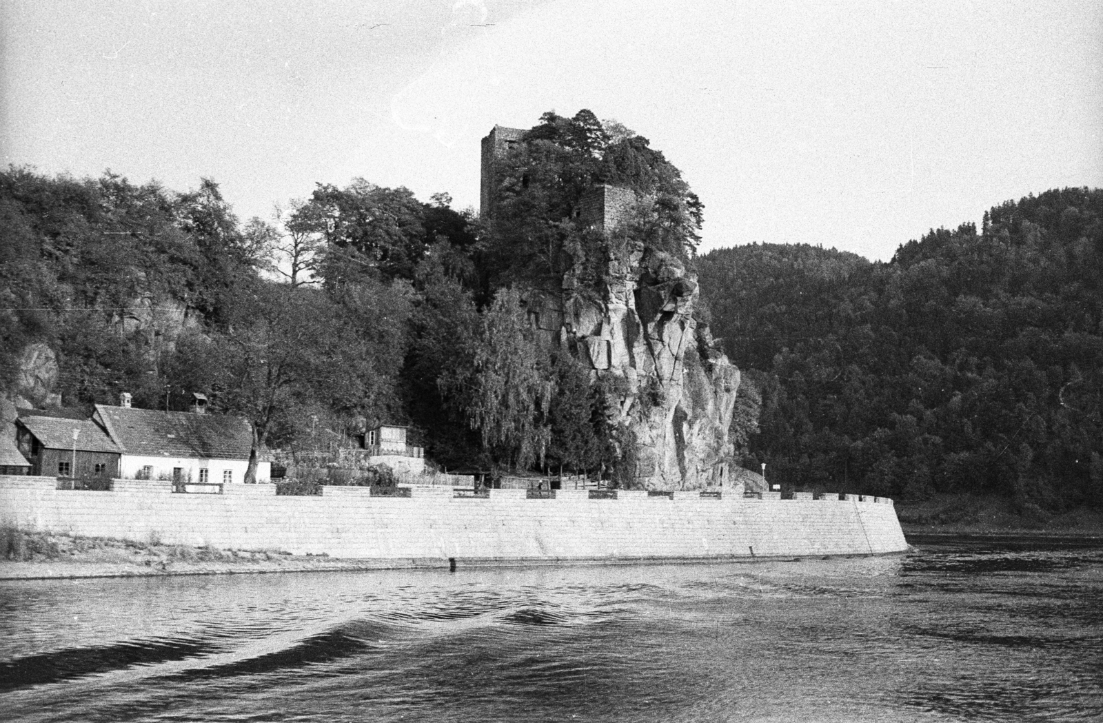 Austria, Struden, Strudengau, a Duna felső-ausztriai szakasza. Balra Werfenstein vára., 1964, Drobni Nándor, Droppa Kálmán, Fortepan #75246