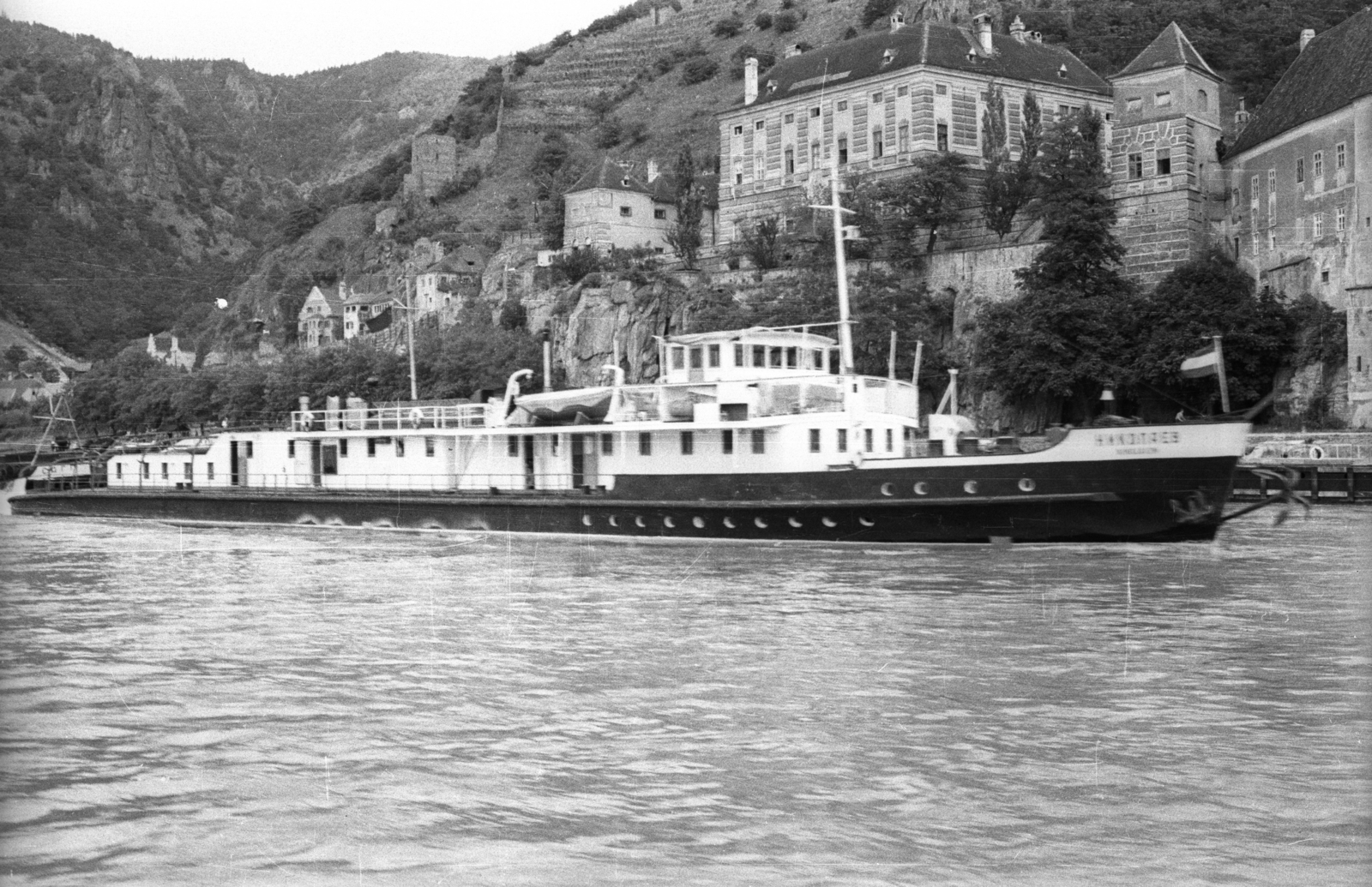 Austria, Dürnstein, Hotel Schloss Dürnstein a Dunáról nézve., 1964, Drobni Nándor, Droppa Kálmán, ship, river, water surface, picture, shore, shore, hillside, Fortepan #75247